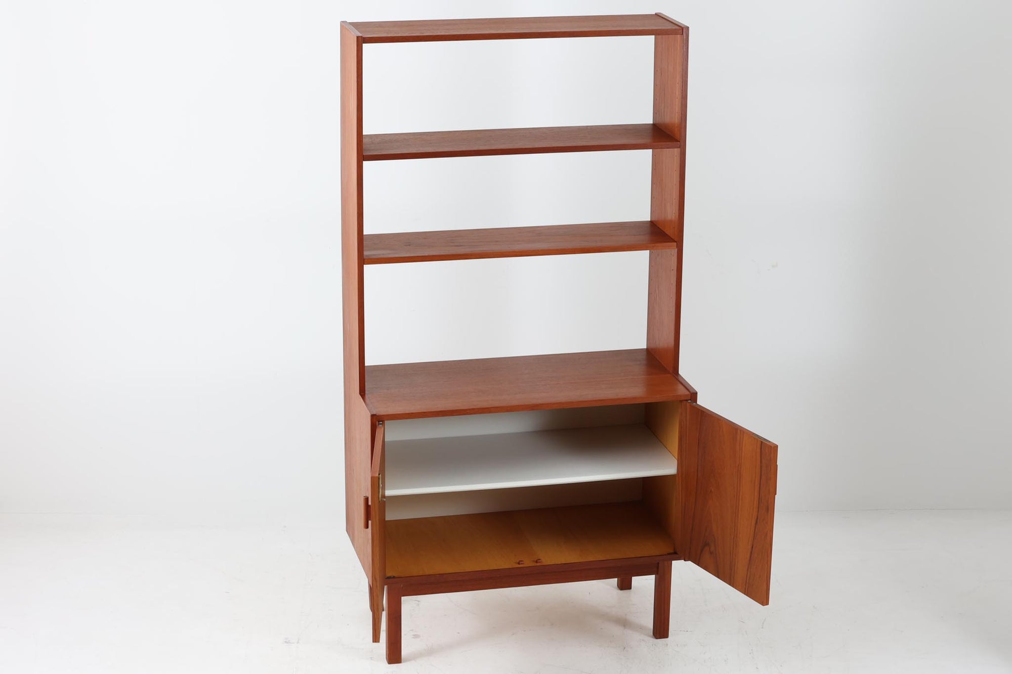 スウェーデンより買い付けました。Breox mobler社で作成された物で、良質なチーク材が使用されています。