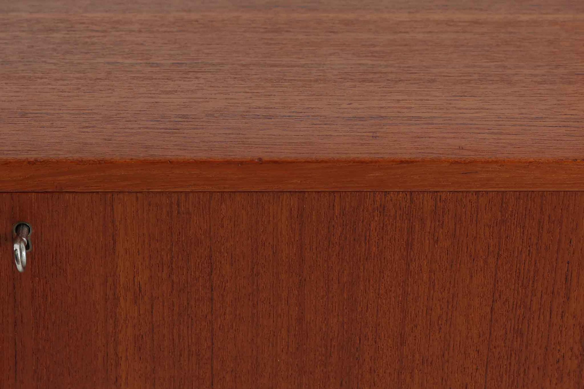 スウェーデンより買い付けました。Breox mobler社で作成された物で、良質なチーク材が使用されています。