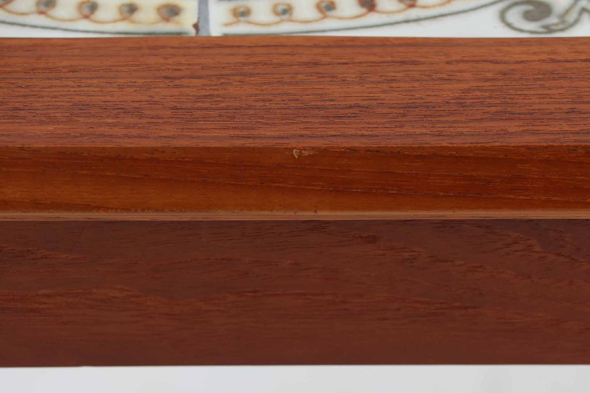 北欧より買い付けたサイドテーブルです。タイルがデザインポイントになっており、熱いコップなどをそのまま置く事が出来ます。本体には良質なチーク材が使用されています。