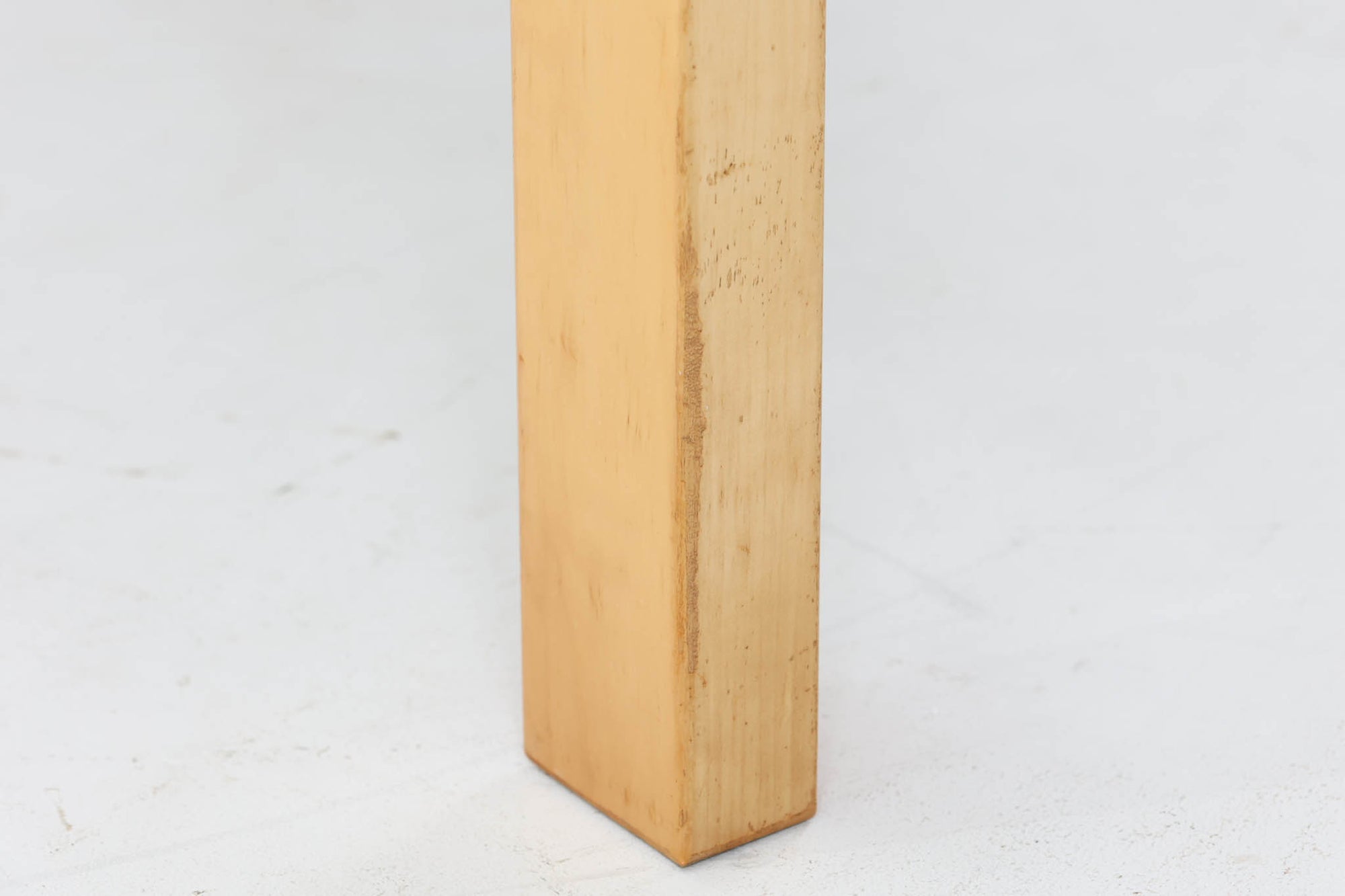 北欧より買い付けました。天板にはホワイトラミネートが使用されている新しいモデルです。