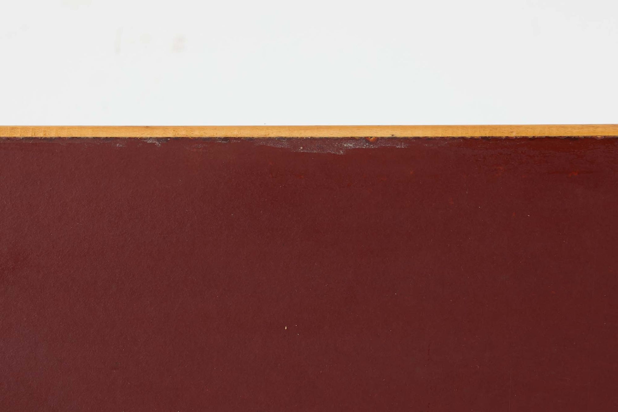 北欧より買い付けました。天板にはホワイトラミネートが使用されている新しいモデルです。