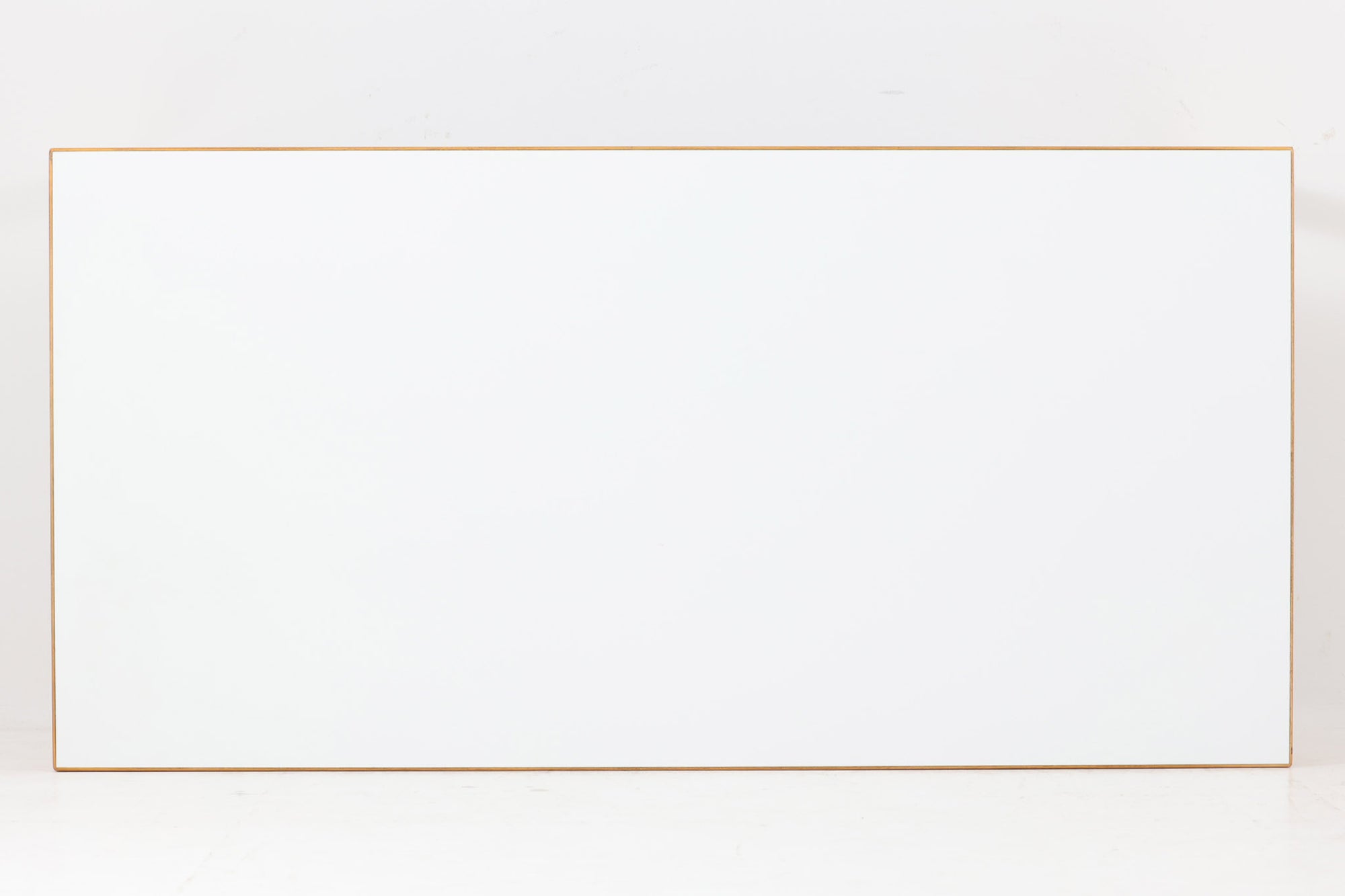 北欧より買い付けました。天板にはホワイトラミネートが使用されている新しいモデルです。