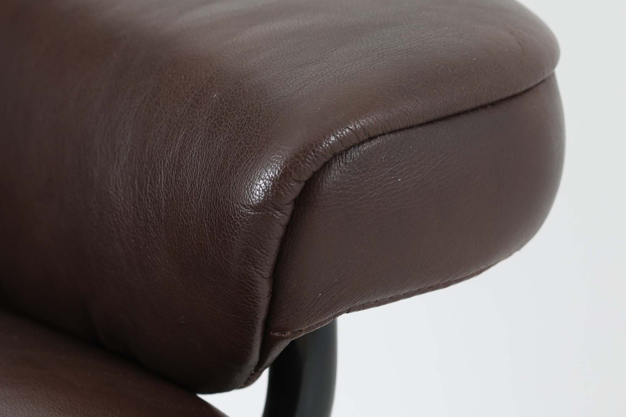 ノルウェーの家具メーカー"EKORNES"社によるストレスレスチェアです。名前の通り、ストレスを感じない快適な座り心地です。リクライニングも可能でリラックスタイムにお勧めです。本革が贅沢に使用されていますので、高級感がございます。こちらはクラウンシリーズで、使い勝手の良いmサイズです。オットマンは付属しません。本体のみの販売となります。