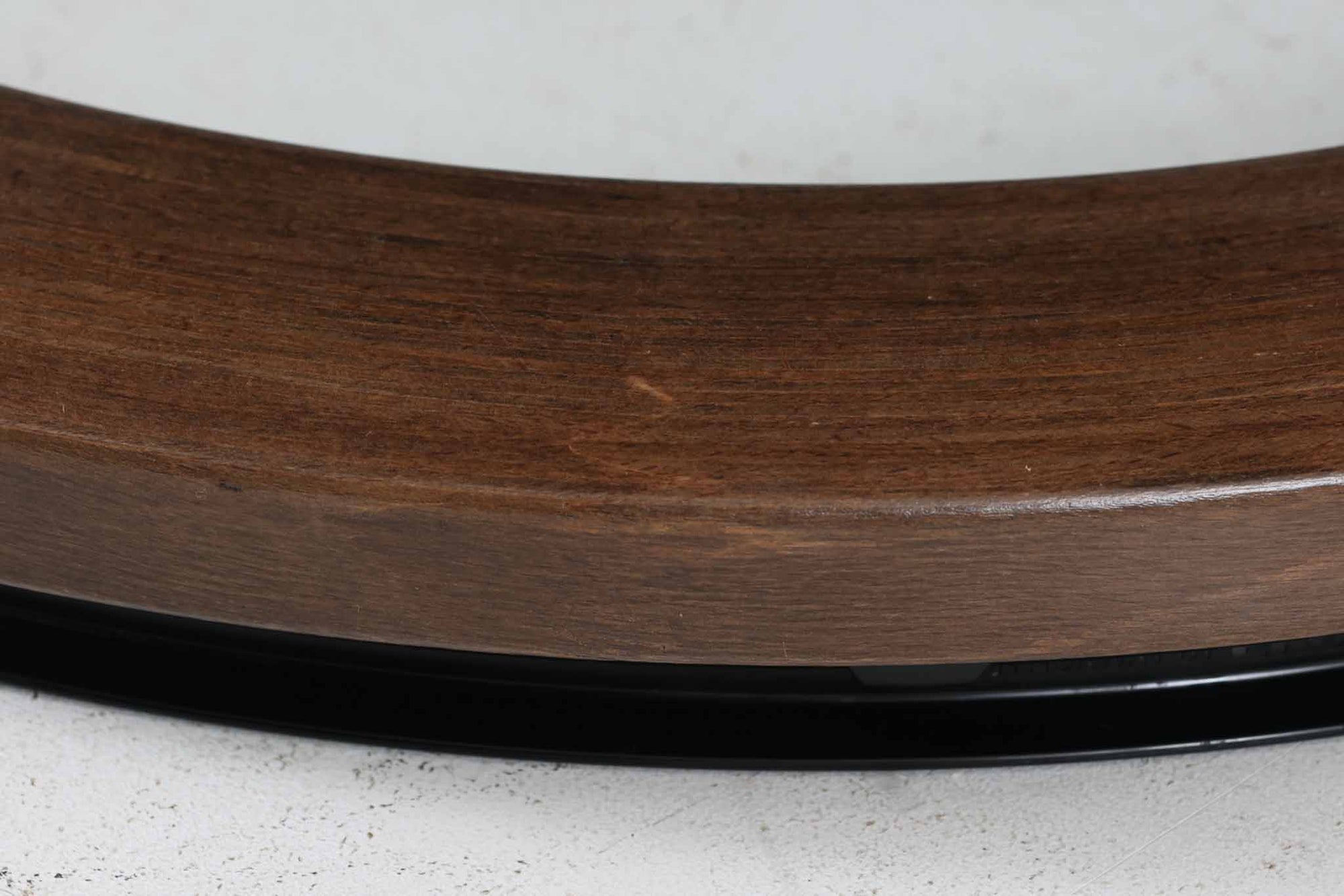 ノルウェーの家具メーカー"EKORNES"社によるストレスレスチェアです。名前の通り、ストレスを感じない快適な座り心地です。リクライニングも可能でリラックスタイムにお勧めです。本革が贅沢に使用されていますので、高級感がございます。こちらはクラウンシリーズで、使い勝手の良いmサイズです。オットマンは付属しません。本体のみの販売となります。