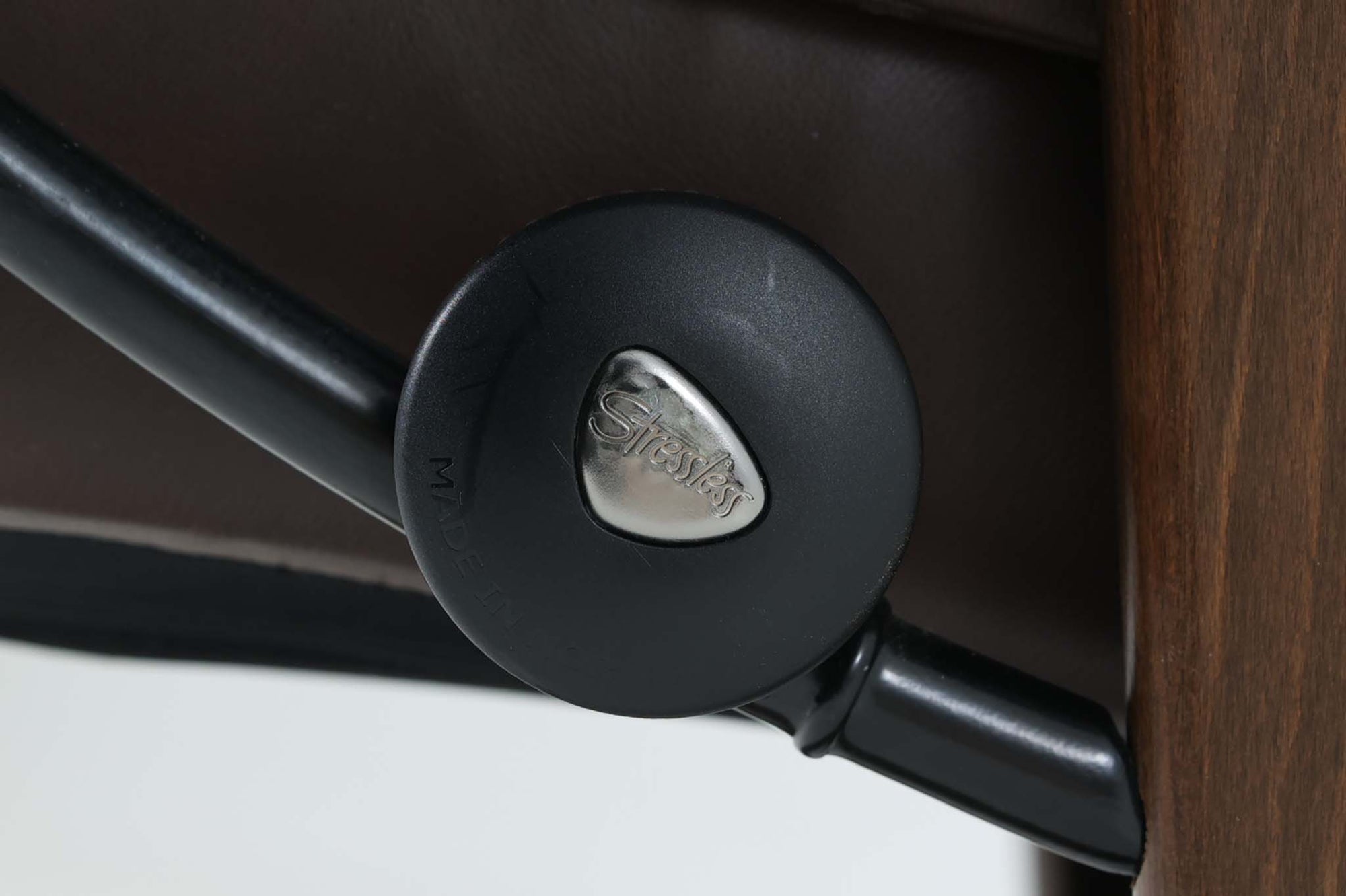 ノルウェーの家具メーカー"EKORNES"社によるストレスレスチェアです。名前の通り、ストレスを感じない快適な座り心地です。リクライニングも可能でリラックスタイムにお勧めです。本革が贅沢に使用されていますので、高級感がございます。こちらはクラウンシリーズで、使い勝手の良いmサイズです。オットマンは付属しません。本体のみの販売となります。