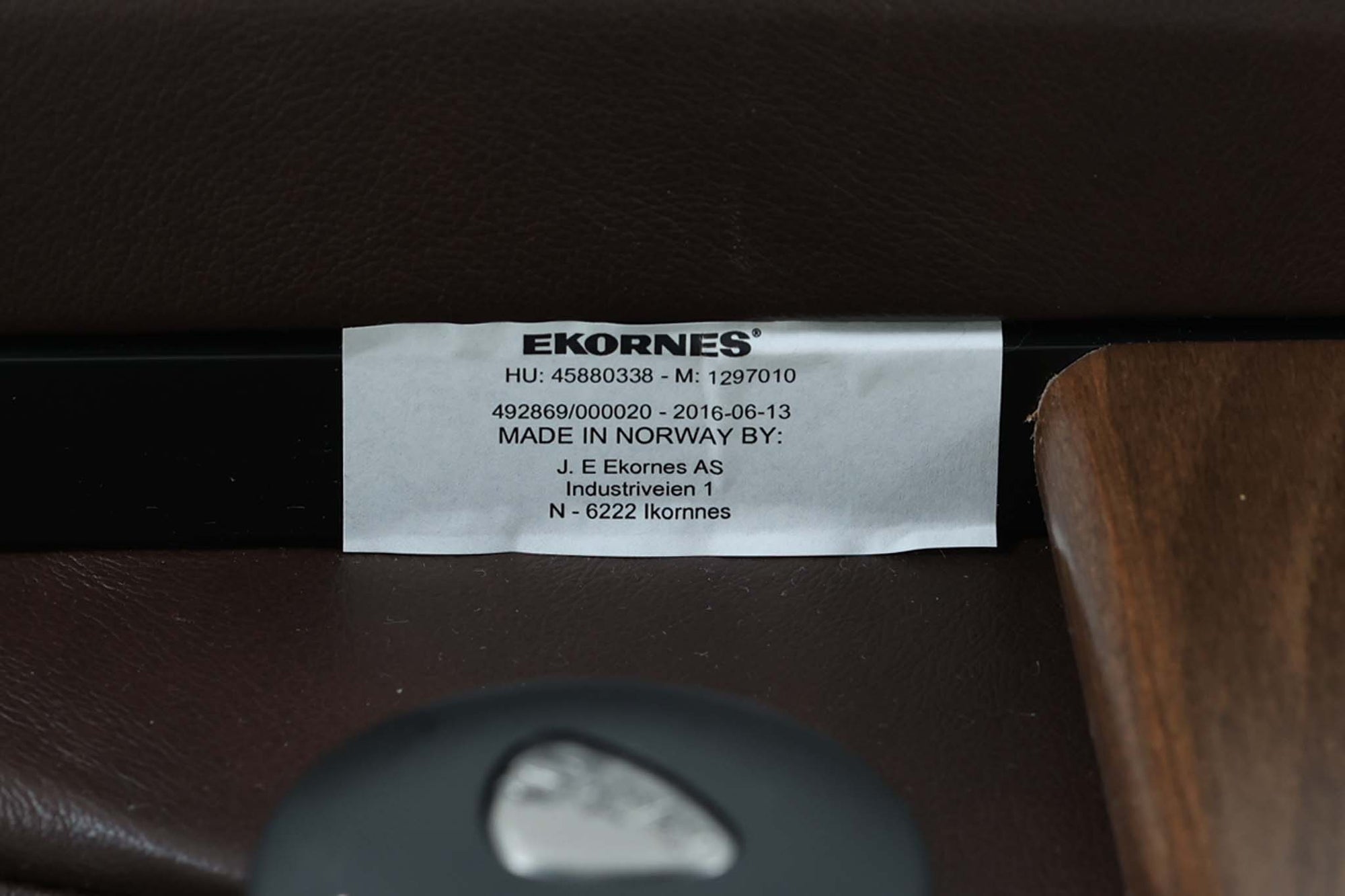 ノルウェーの家具メーカー"EKORNES"社によるストレスレスチェアです。名前の通り、ストレスを感じない快適な座り心地です。リクライニングも可能でリラックスタイムにお勧めです。本革が贅沢に使用されていますので、高級感がございます。こちらはクラウンシリーズで、使い勝手の良いmサイズです。オットマンは付属しません。本体のみの販売となります。