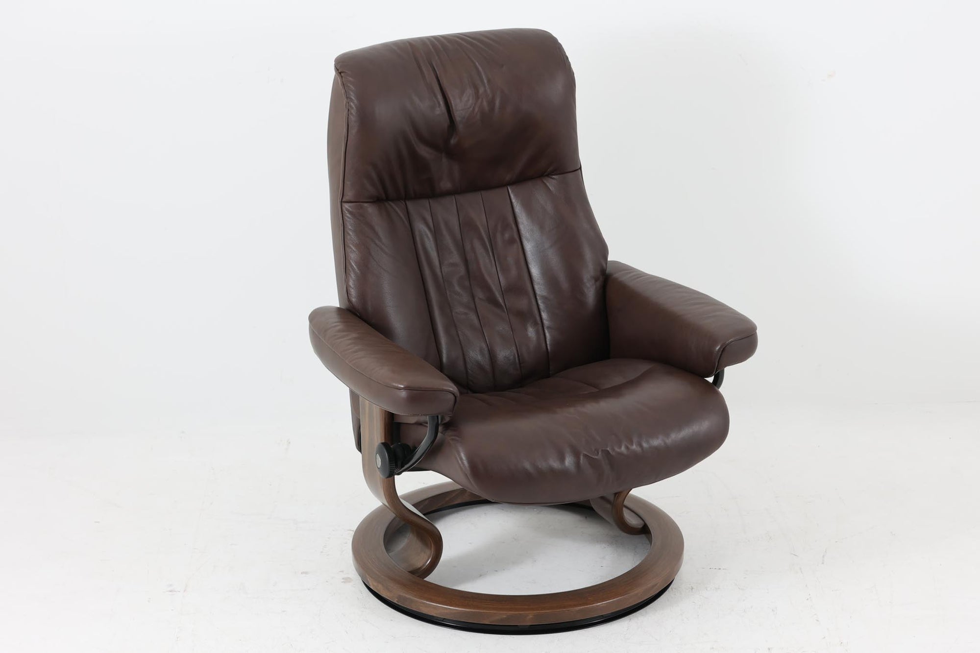 ノルウェーの家具メーカー"EKORNES"社によるストレスレスチェアです。名前の通り、ストレスを感じない快適な座り心地です。リクライニングも可能でリラックスタイムにお勧めです。本革が贅沢に使用されていますので、高級感がございます。こちらはクラウンシリーズで、使い勝手の良いmサイズです。オットマンは付属しません。本体のみの販売となります。