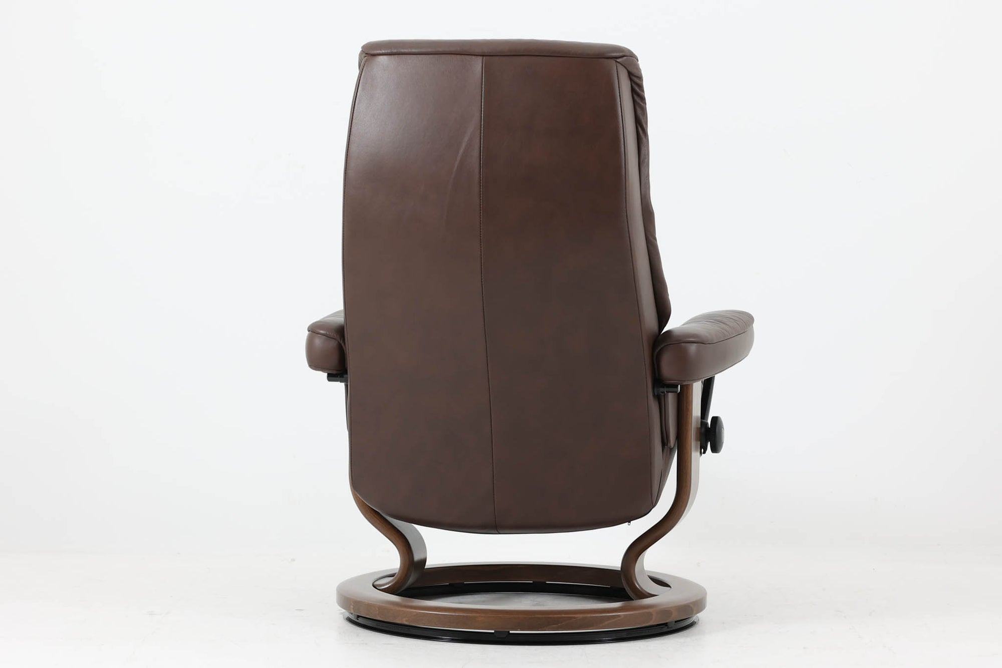 ノルウェーの家具メーカー"EKORNES"社によるストレスレスチェアです。名前の通り、ストレスを感じない快適な座り心地です。リクライニングも可能でリラックスタイムにお勧めです。本革が贅沢に使用されていますので、高級感がございます。こちらはクラウンシリーズで、使い勝手の良いmサイズです。オットマンは付属しません。本体のみの販売となります。