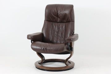 ノルウェーの家具メーカー"EKORNES"社によるストレスレスチェアです。名前の通り、ストレスを感じない快適な座り心地です。リクライニングも可能でリラックスタイムにお勧めです。本革が贅沢に使用されていますので、高級感がございます。こちらはクラウンシリーズで、使い勝手の良いmサイズです。オットマンは付属しません。本体のみの販売となります。