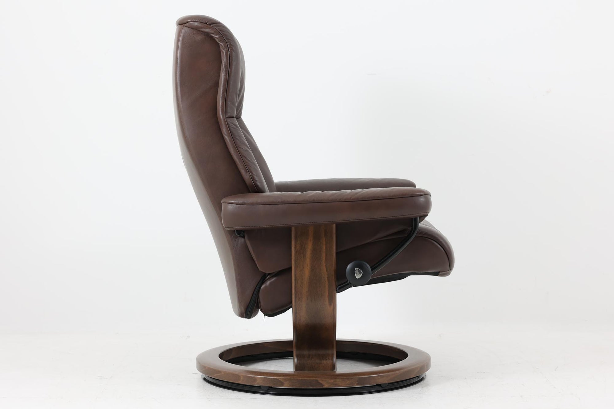 ノルウェーの家具メーカー"EKORNES"社によるストレスレスチェアです。名前の通り、ストレスを感じない快適な座り心地です。リクライニングも可能でリラックスタイムにお勧めです。本革が贅沢に使用されていますので、高級感がございます。こちらはクラウンシリーズで、使い勝手の良いmサイズです。オットマンは付属しません。本体のみの販売となります。