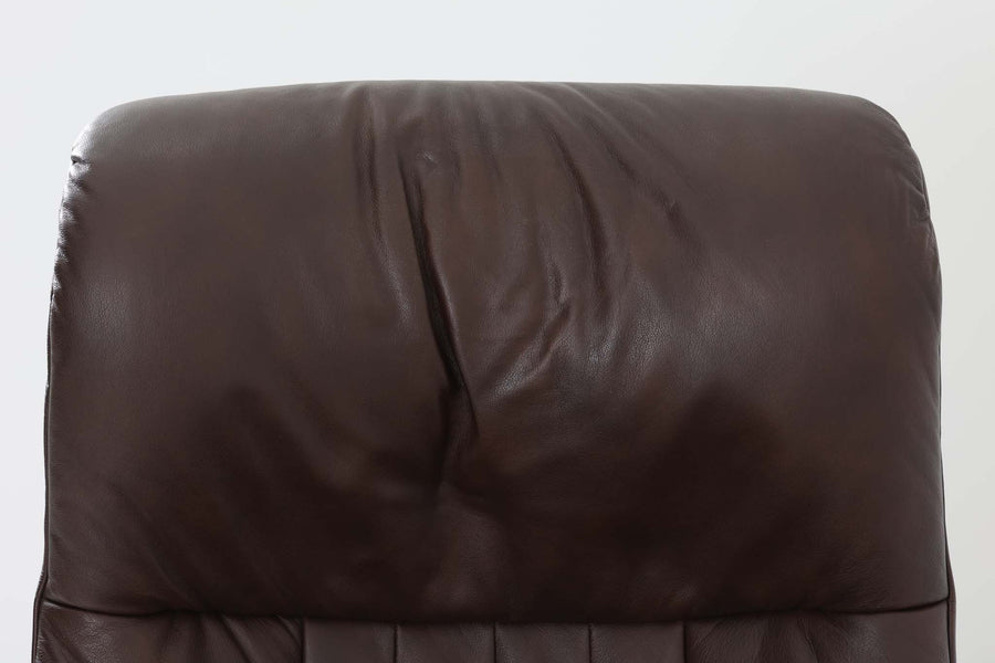 ノルウェーの家具メーカー"EKORNES"社によるストレスレスチェアです。名前の通り、ストレスを感じない快適な座り心地です。リクライニングも可能でリラックスタイムにお勧めです。本革が贅沢に使用されていますので、高級感がございます。こちらはクラウンシリーズで、使い勝手の良いmサイズです。オットマンは付属しません。本体のみの販売となります。