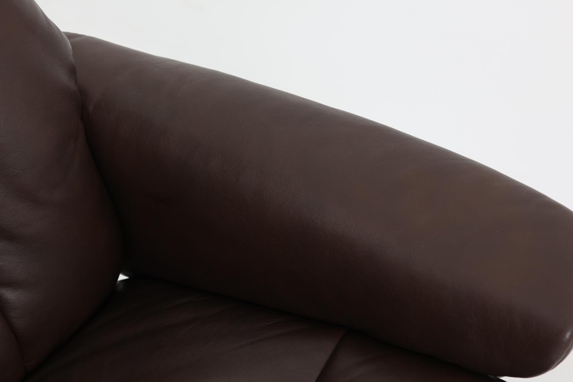 ノルウェーの家具メーカー"EKORNES"社によるストレスレスチェアです。名前の通り、ストレスを感じない快適な座り心地です。リクライニングも可能でリラックスタイムにお勧めです。本革が贅沢に使用されていますので、高級感がございます。こちらはクラウンシリーズで、使い勝手の良いmサイズです。オットマンは付属しません。本体のみの販売となります。