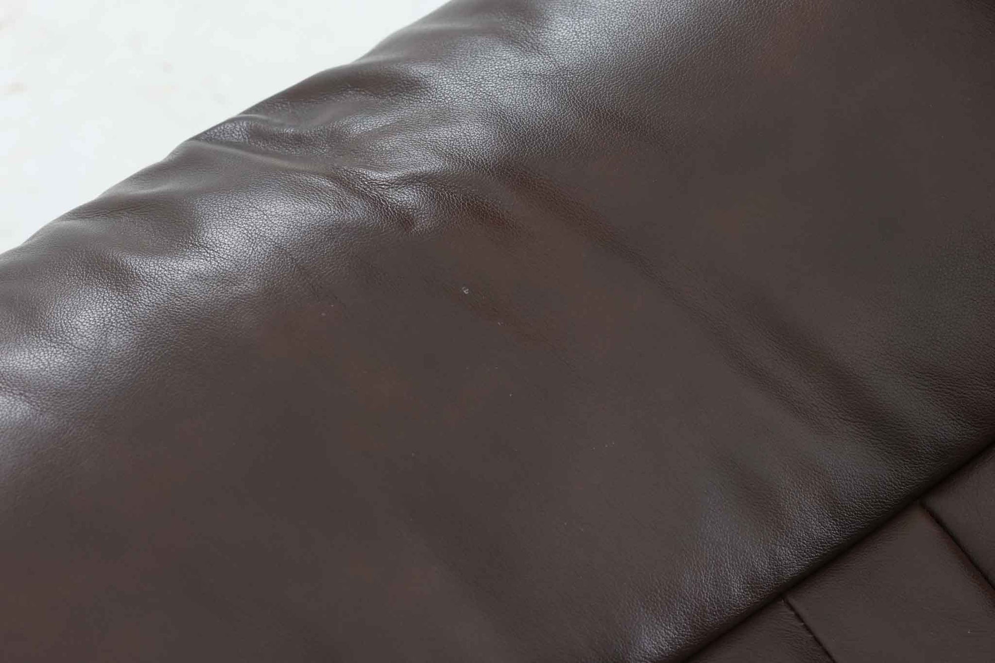 ノルウェーの家具メーカー"EKORNES"社によるストレスレスチェアです。名前の通り、ストレスを感じない快適な座り心地です。リクライニングも可能でリラックスタイムにお勧めです。本革が贅沢に使用されていますので、高級感がございます。こちらはクラウンシリーズで、使い勝手の良いmサイズです。オットマンは付属しません。本体のみの販売となります。