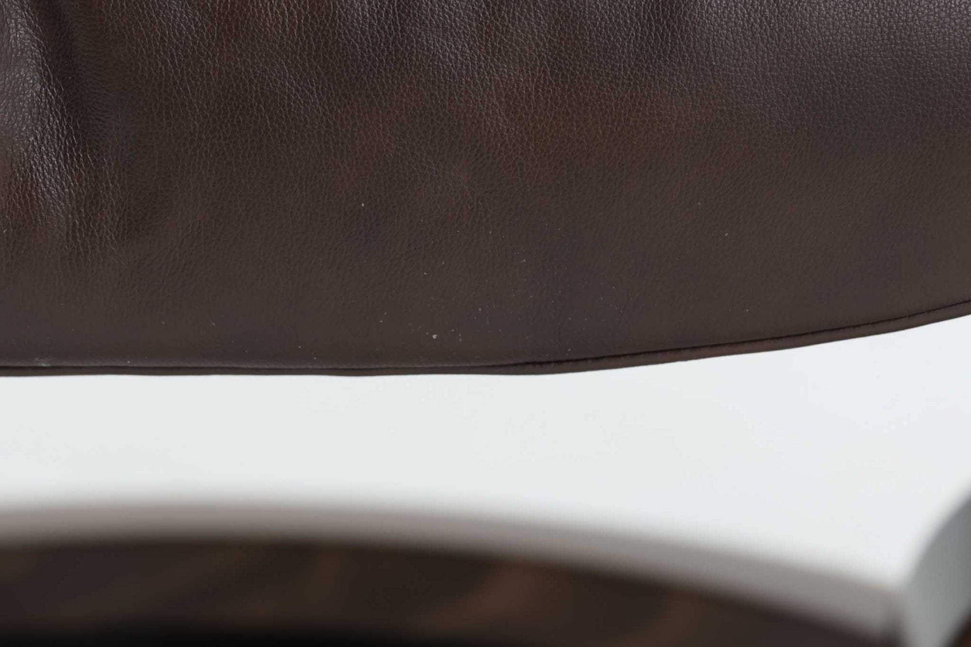 ノルウェーの家具メーカー"EKORNES"社によるストレスレスチェアです。名前の通り、ストレスを感じない快適な座り心地です。リクライニングも可能でリラックスタイムにお勧めです。本革が贅沢に使用されていますので、高級感がございます。こちらはクラウンシリーズで、使い勝手の良いmサイズです。オットマンは付属しません。本体のみの販売となります。