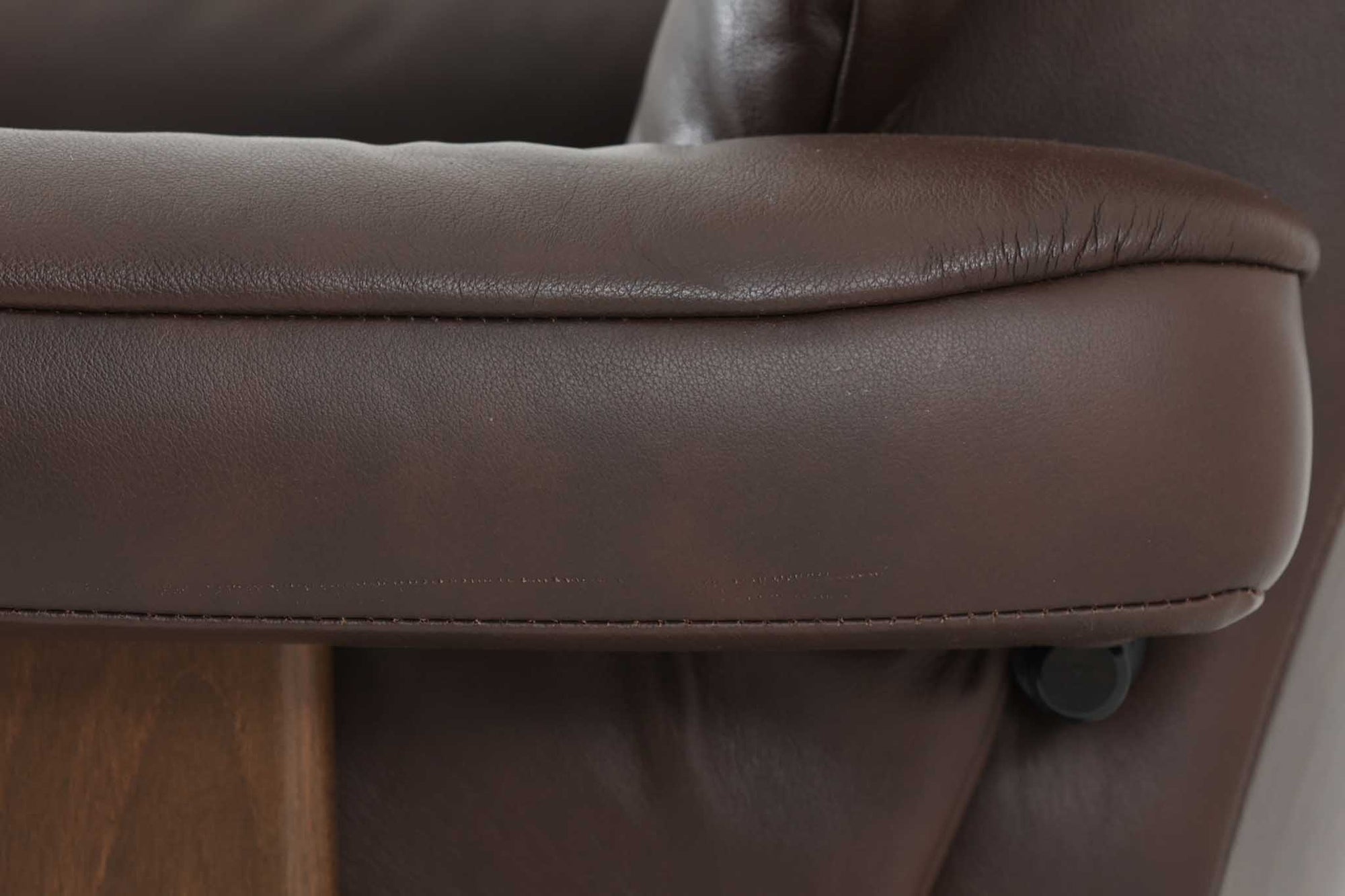 ノルウェーの家具メーカー"EKORNES"社によるストレスレスチェアです。名前の通り、ストレスを感じない快適な座り心地です。リクライニングも可能でリラックスタイムにお勧めです。本革が贅沢に使用されていますので、高級感がございます。こちらはクラウンシリーズで、使い勝手の良いmサイズです。オットマンは付属しません。本体のみの販売となります。