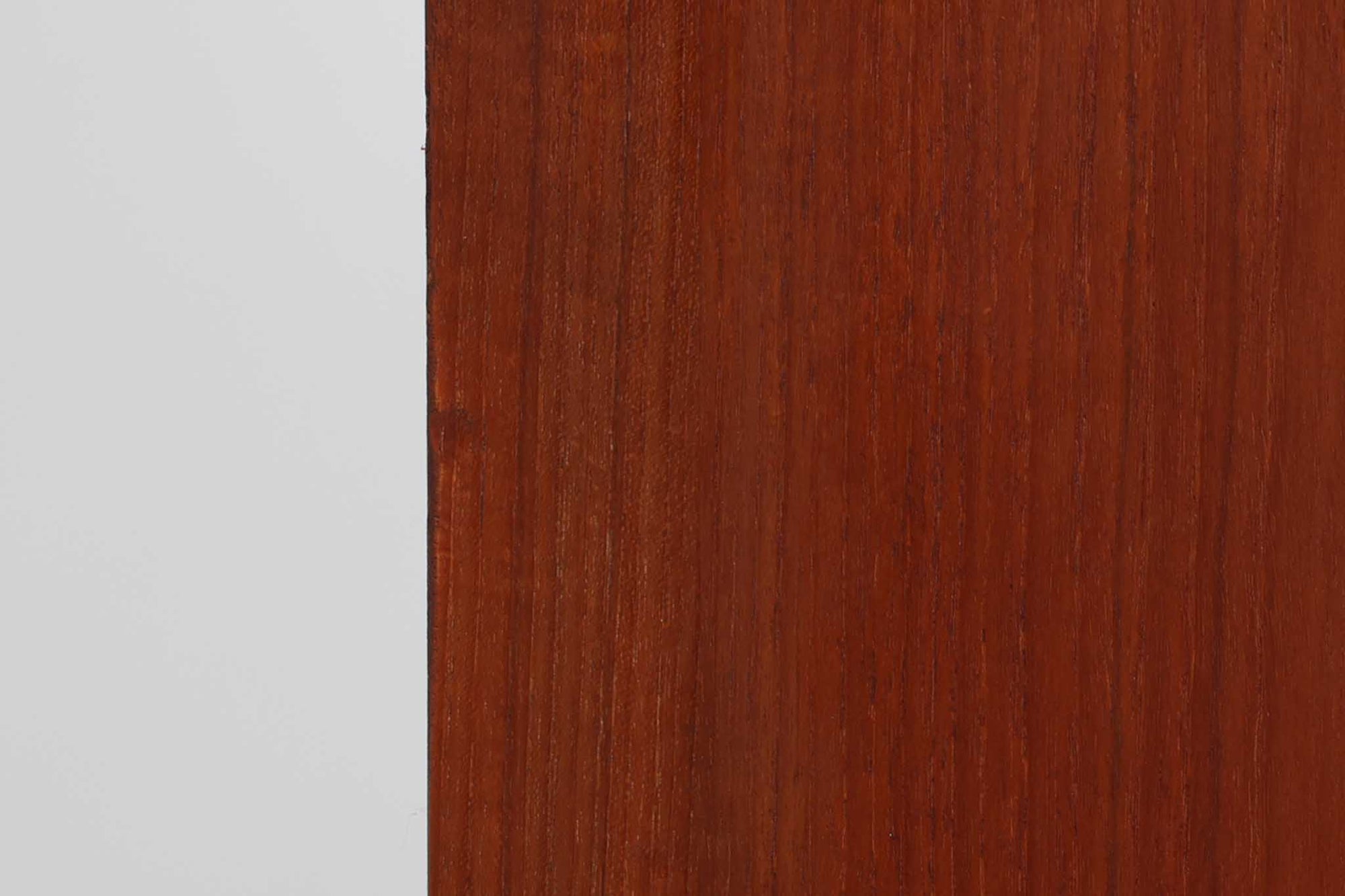 デンマークのデザイナーJohannes Sorthによるシェルフで、Nexø møbelfabrik社で製造されたヴィンテージアイテムです。中央の蛇腹扉は、収納機能と美しいデザインを兼ね備え、スムーズな開閉が特徴です。高品質なチーク材を使用し、木目が美しく、温かみのある仕上がりです。シンプルで洗練されたこのシェルフは、どんな空間にもエレガントな印象を与えます。北欧デザインの魅力を感じさせる一品です。