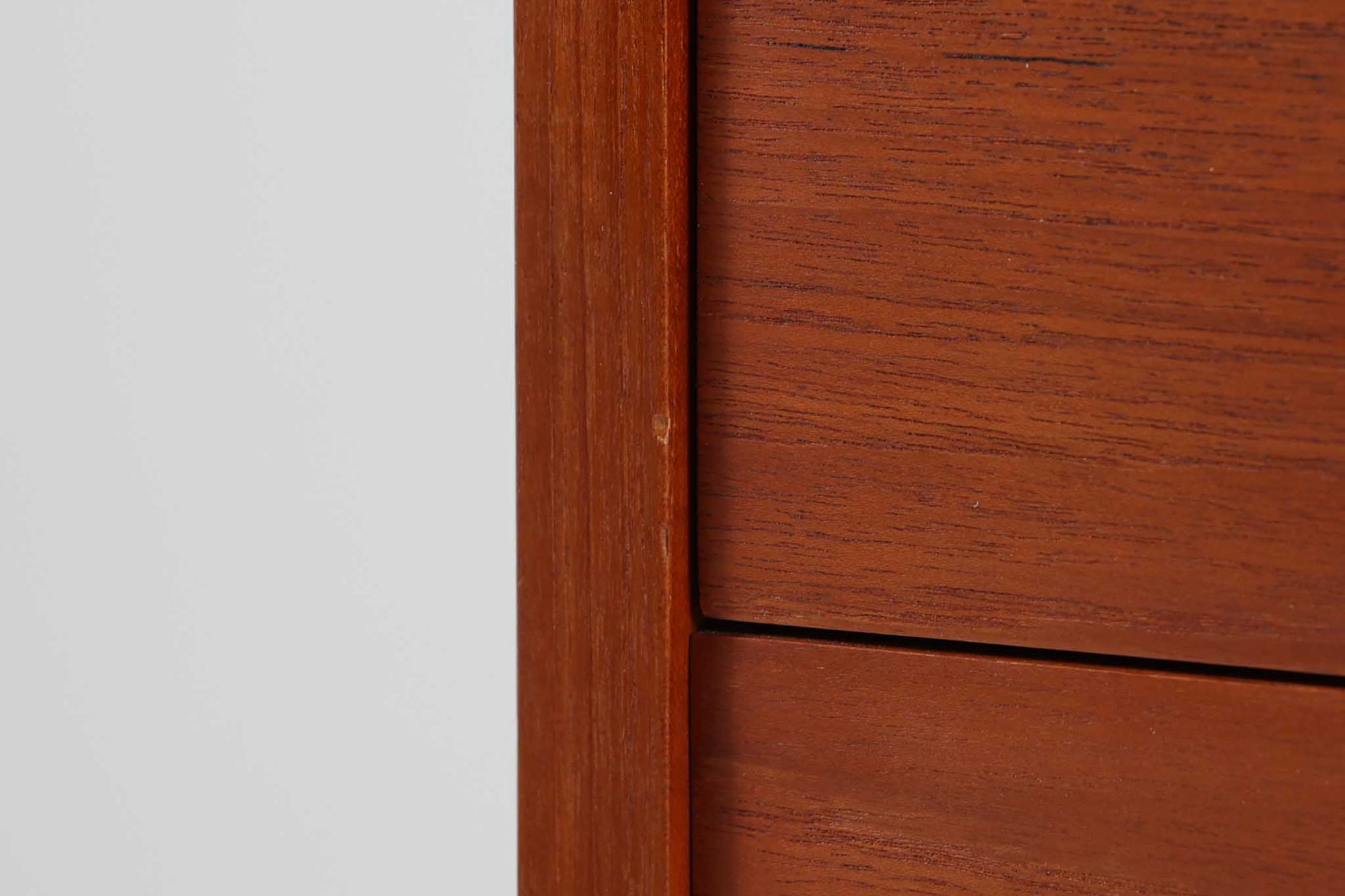 デンマークのデザイナーJohannes Sorthによるシェルフで、Nexø møbelfabrik社で製造されたヴィンテージアイテムです。中央の蛇腹扉は、収納機能と美しいデザインを兼ね備え、スムーズな開閉が特徴です。高品質なチーク材を使用し、木目が美しく、温かみのある仕上がりです。シンプルで洗練されたこのシェルフは、どんな空間にもエレガントな印象を与えます。北欧デザインの魅力を感じさせる一品です。