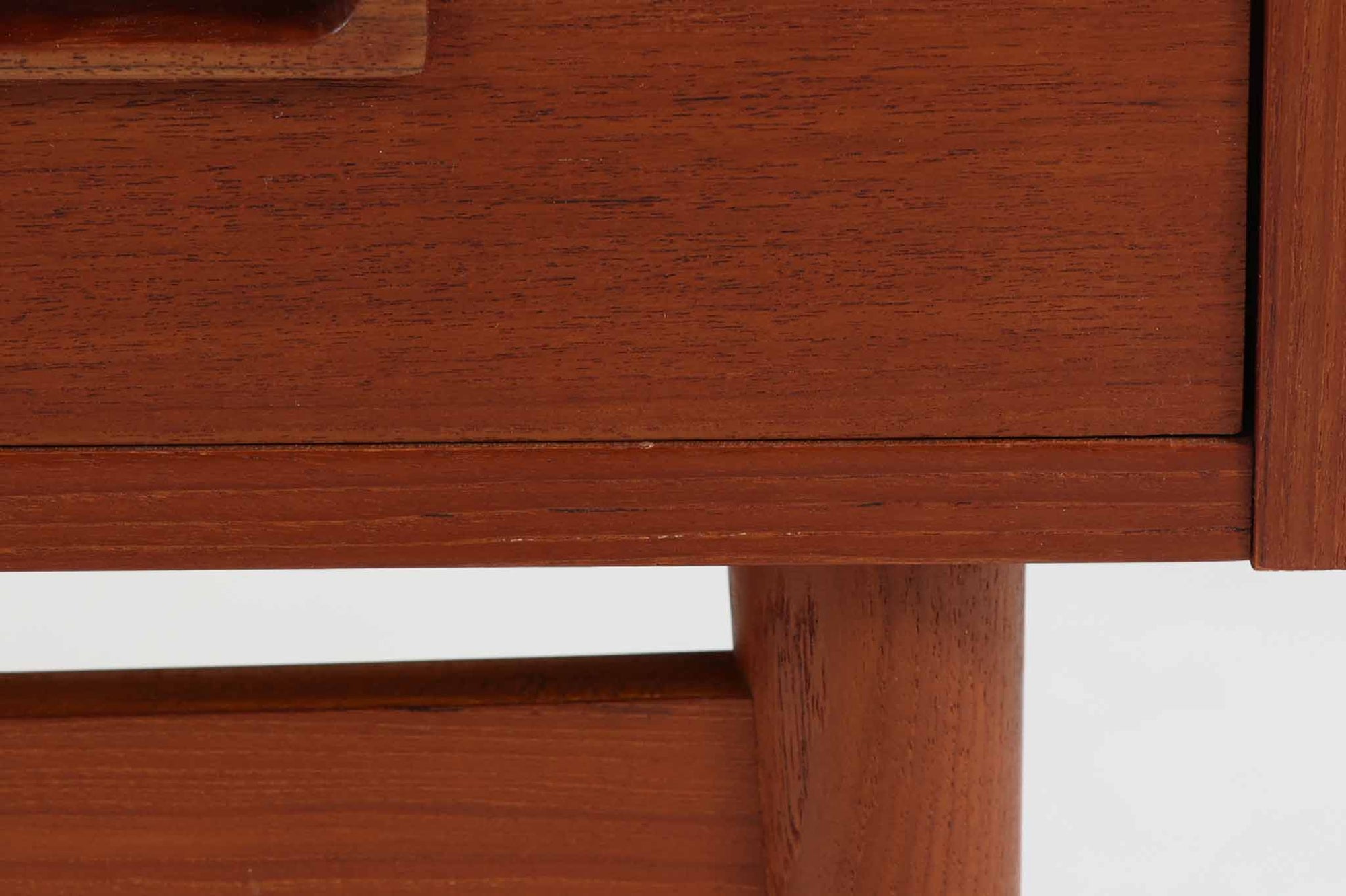 デンマークのデザイナーJohannes Sorthによるシェルフで、Nexø møbelfabrik社で製造されたヴィンテージアイテムです。中央の蛇腹扉は、収納機能と美しいデザインを兼ね備え、スムーズな開閉が特徴です。高品質なチーク材を使用し、木目が美しく、温かみのある仕上がりです。シンプルで洗練されたこのシェルフは、どんな空間にもエレガントな印象を与えます。北欧デザインの魅力を感じさせる一品です。