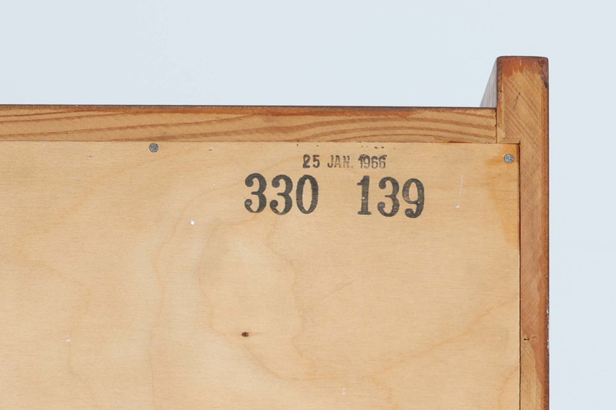 デンマークのデザイナーJohannes Sorthによるシェルフで、Nexø møbelfabrik社で製造されたヴィンテージアイテムです。中央の蛇腹扉は、収納機能と美しいデザインを兼ね備え、スムーズな開閉が特徴です。高品質なチーク材を使用し、木目が美しく、温かみのある仕上がりです。シンプルで洗練されたこのシェルフは、どんな空間にもエレガントな印象を与えます。北欧デザインの魅力を感じさせる一品です。