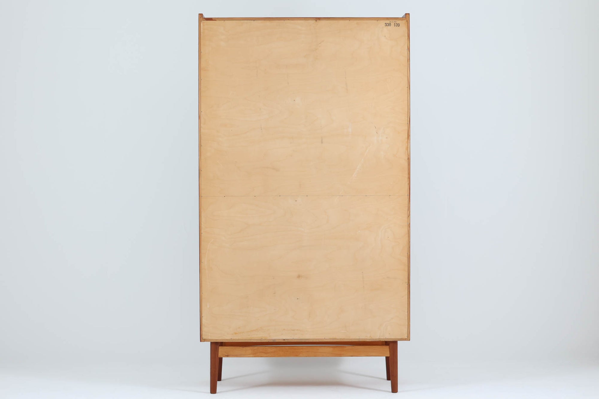 デンマークのデザイナーJohannes Sorthによるシェルフで、Nexø møbelfabrik社で製造されたヴィンテージアイテムです。中央の蛇腹扉は、収納機能と美しいデザインを兼ね備え、スムーズな開閉が特徴です。高品質なチーク材を使用し、木目が美しく、温かみのある仕上がりです。シンプルで洗練されたこのシェルフは、どんな空間にもエレガントな印象を与えます。北欧デザインの魅力を感じさせる一品です。