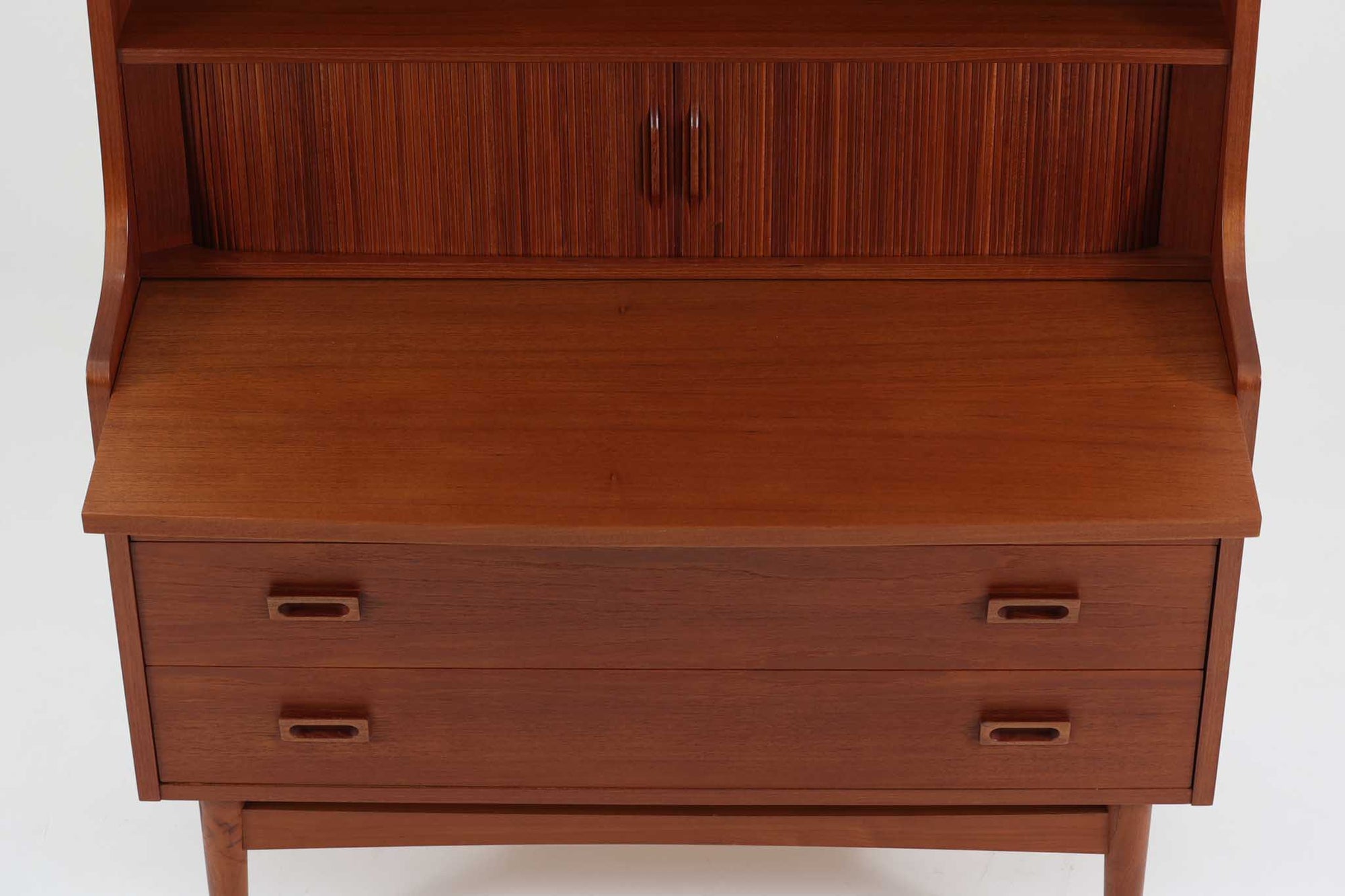 デンマークのデザイナーJohannes Sorthによるシェルフで、Nexø møbelfabrik社で製造されたヴィンテージアイテムです。中央の蛇腹扉は、収納機能と美しいデザインを兼ね備え、スムーズな開閉が特徴です。高品質なチーク材を使用し、木目が美しく、温かみのある仕上がりです。シンプルで洗練されたこのシェルフは、どんな空間にもエレガントな印象を与えます。北欧デザインの魅力を感じさせる一品です。