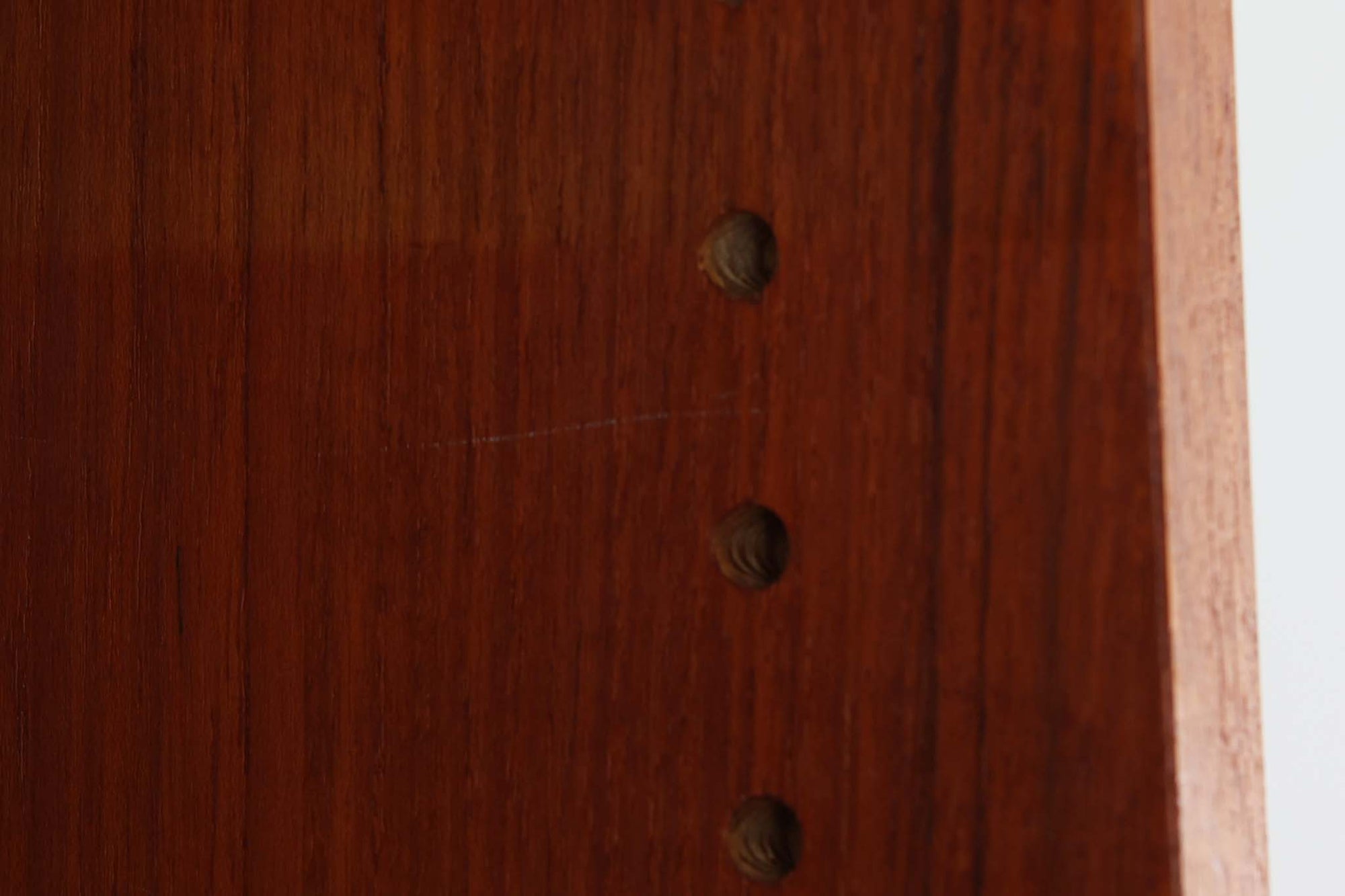 デンマークのデザイナーJohannes Sorthによるシェルフで、Nexø møbelfabrik社で製造されたヴィンテージアイテムです。中央の蛇腹扉は、収納機能と美しいデザインを兼ね備え、スムーズな開閉が特徴です。高品質なチーク材を使用し、木目が美しく、温かみのある仕上がりです。シンプルで洗練されたこのシェルフは、どんな空間にもエレガントな印象を与えます。北欧デザインの魅力を感じさせる一品です。