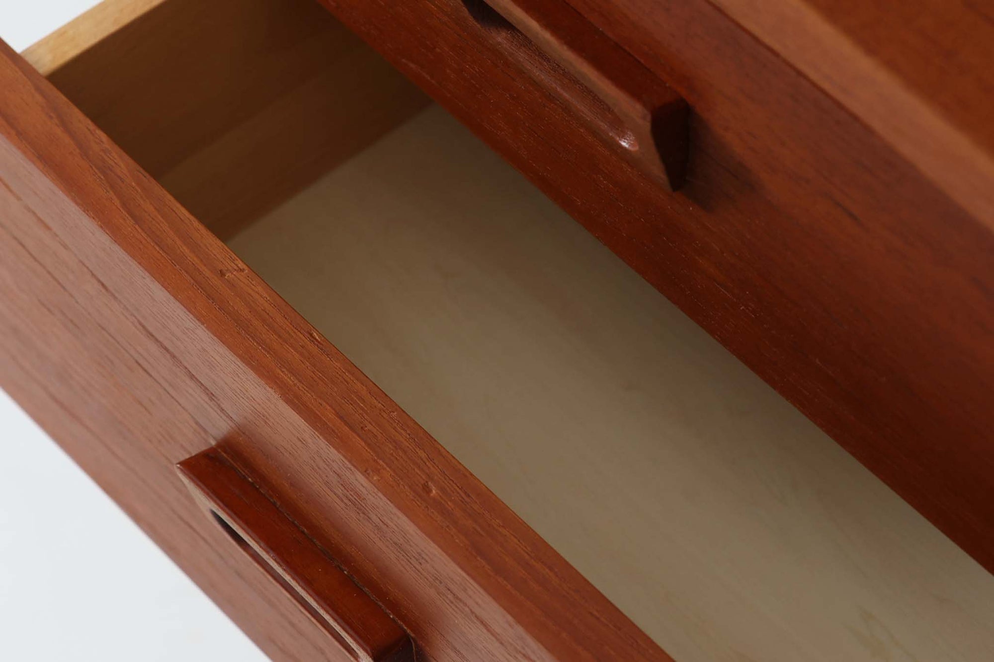 デンマークのデザイナーJohannes Sorthによるシェルフで、Nexø møbelfabrik社で製造されたヴィンテージアイテムです。中央の蛇腹扉は、収納機能と美しいデザインを兼ね備え、スムーズな開閉が特徴です。高品質なチーク材を使用し、木目が美しく、温かみのある仕上がりです。シンプルで洗練されたこのシェルフは、どんな空間にもエレガントな印象を与えます。北欧デザインの魅力を感じさせる一品です。