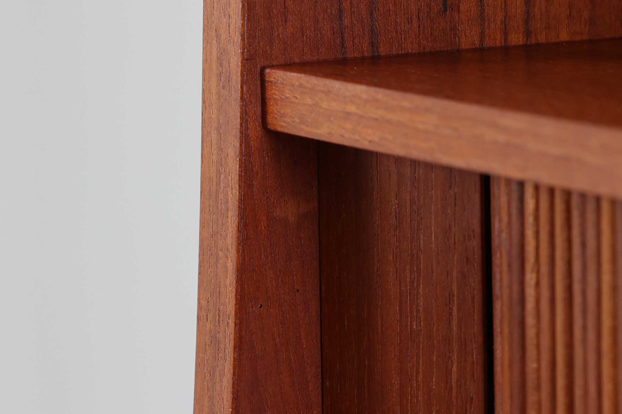 デンマークのデザイナーJohannes Sorthによるシェルフで、Nexø møbelfabrik社で製造されたヴィンテージアイテムです。中央の蛇腹扉は、収納機能と美しいデザインを兼ね備え、スムーズな開閉が特徴です。高品質なチーク材を使用し、木目が美しく、温かみのある仕上がりです。シンプルで洗練されたこのシェルフは、どんな空間にもエレガントな印象を与えます。北欧デザインの魅力を感じさせる一品です。