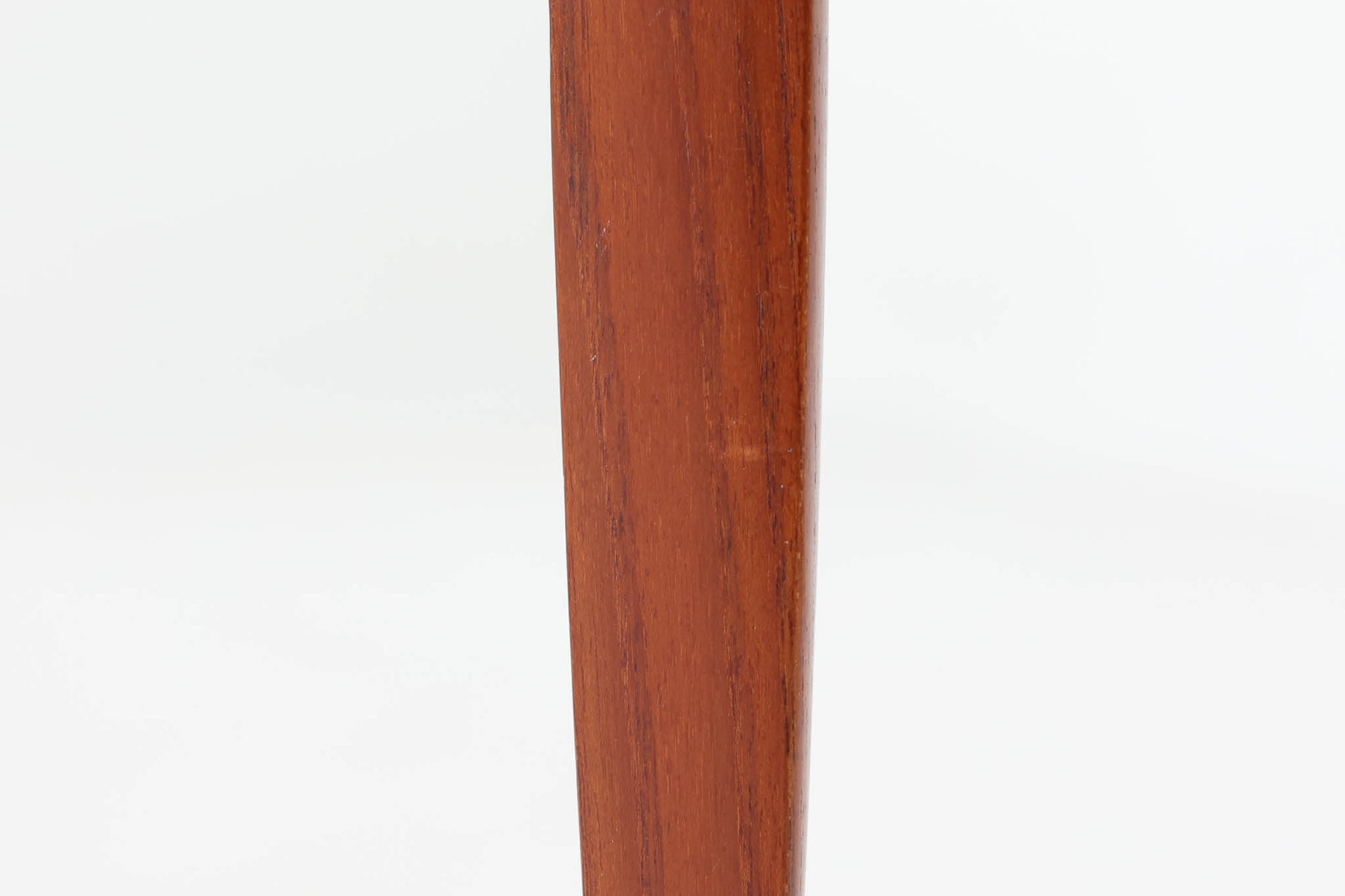 北欧より買い付けました。Fritz Hansen社が1950～1960年代に製造したものと思われます。デザイナーのハンス・エンゲホルムとスヴェン・オーゲ・ウィルムセンによる共作で、折り畳み可能な脚部と、トレイとしても使用できる天板が特徴的なデザインです。