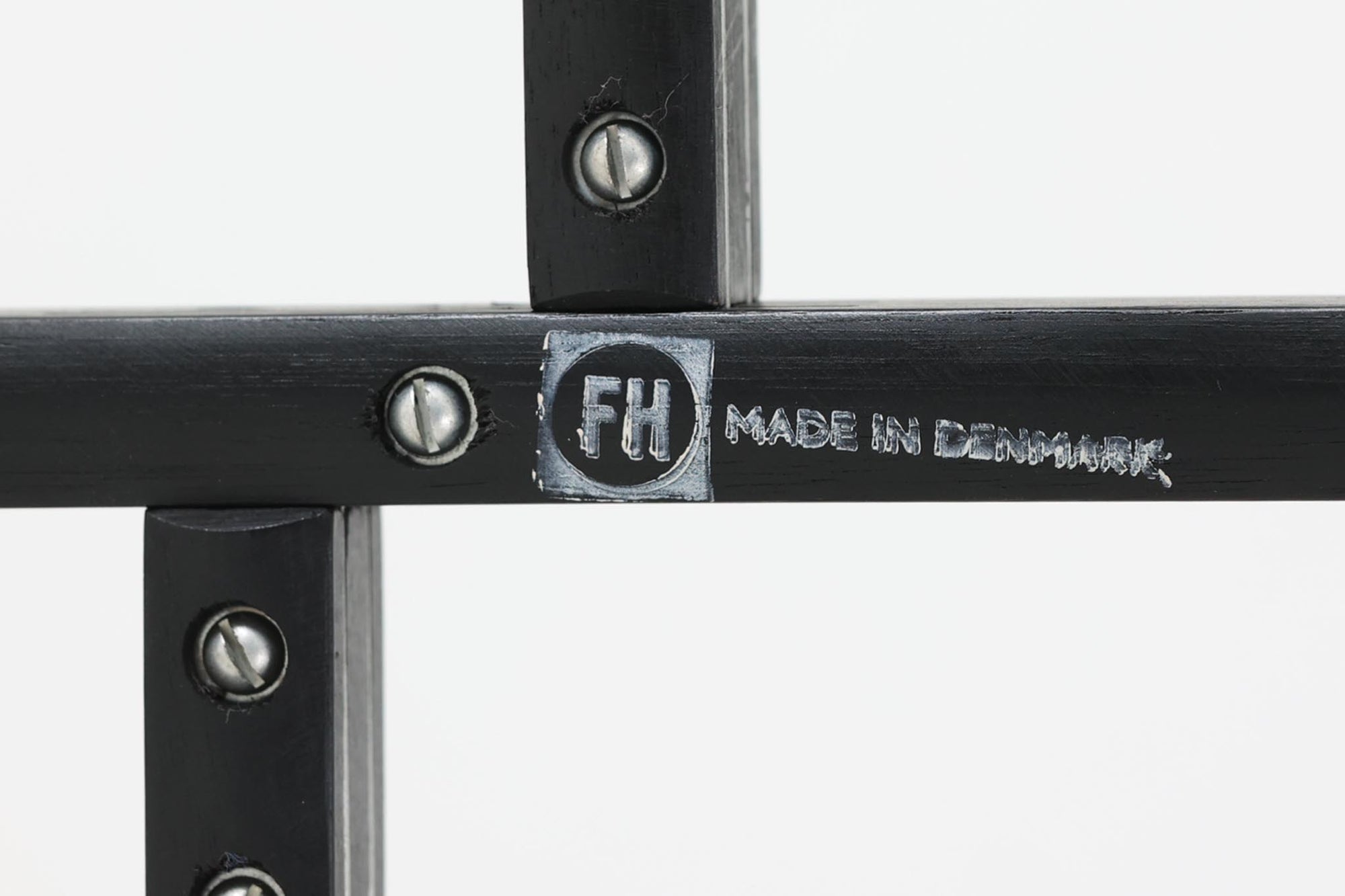 北欧より買い付けました。Fritz Hansen社が1950〜1960年代に製造したものと思われます。デザイナーのハンス・エンゲホルムとスヴェン・オーゲ・ウィルムセンによる共作で、折り畳み可能な脚部と、トレイとしても使用できる天板が特徴的なデザインです。