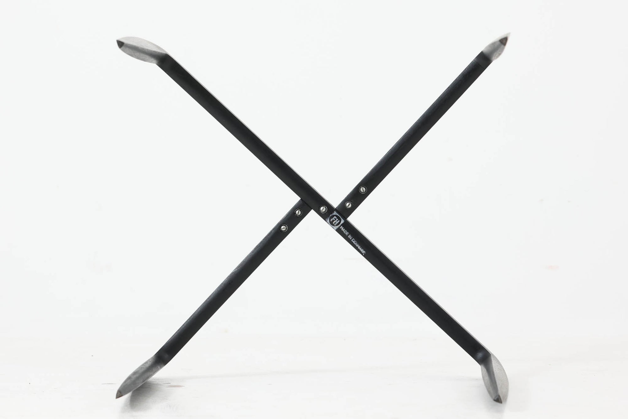 北欧より買い付けました。Fritz Hansen社が1950〜1960年代に製造したものと思われます。デザイナーのハンス・エンゲホルムとスヴェン・オーゲ・ウィルムセンによる共作で、折り畳み可能な脚部と、トレイとしても使用できる天板が特徴的なデザインです。