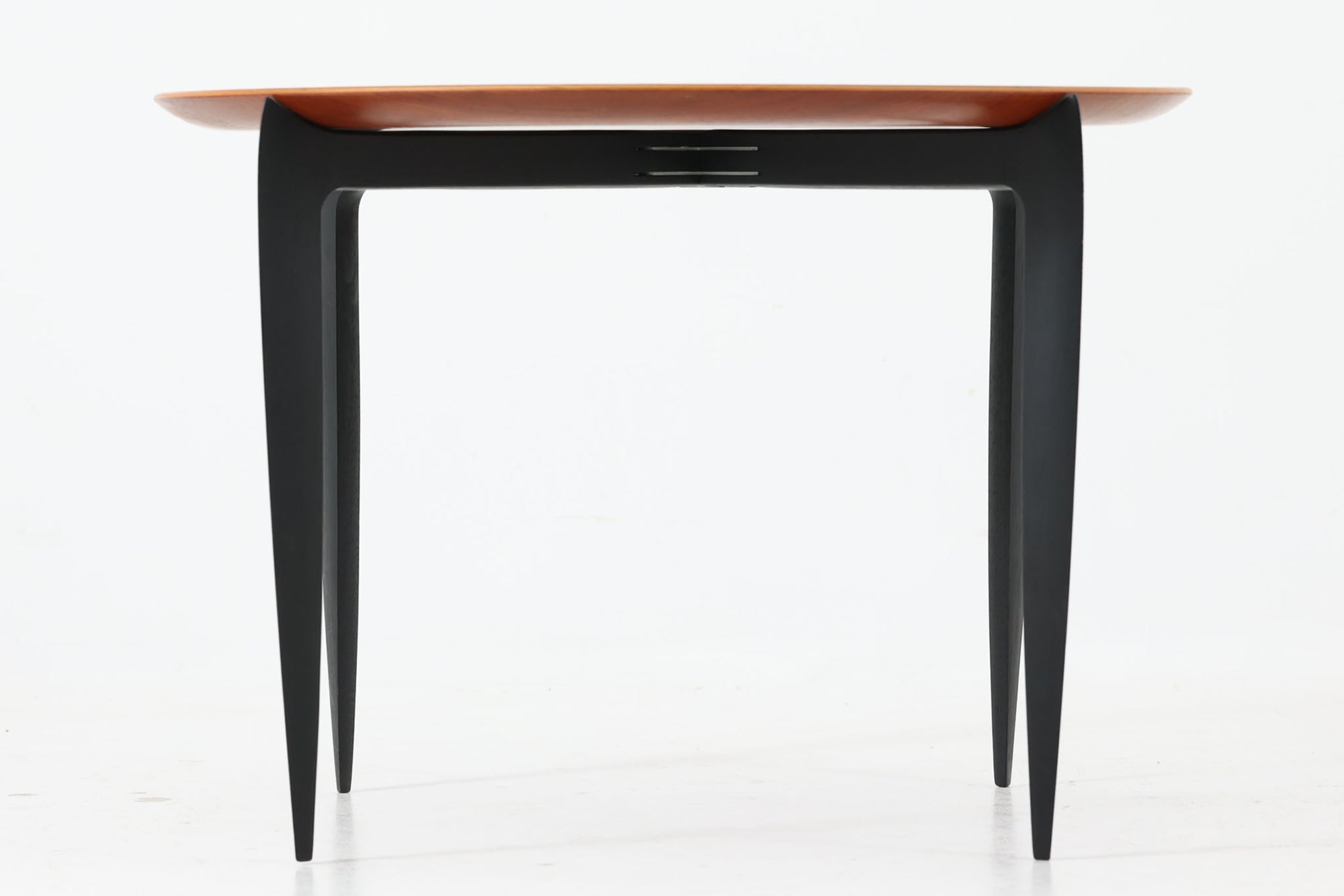 北欧より買い付けました。Fritz Hansen社が1950〜1960年代に製造したものと思われます。デザイナーのハンス・エンゲホルムとスヴェン・オーゲ・ウィルムセンによる共作で、折り畳み可能な脚部と、トレイとしても使用できる天板が特徴的なデザインです。