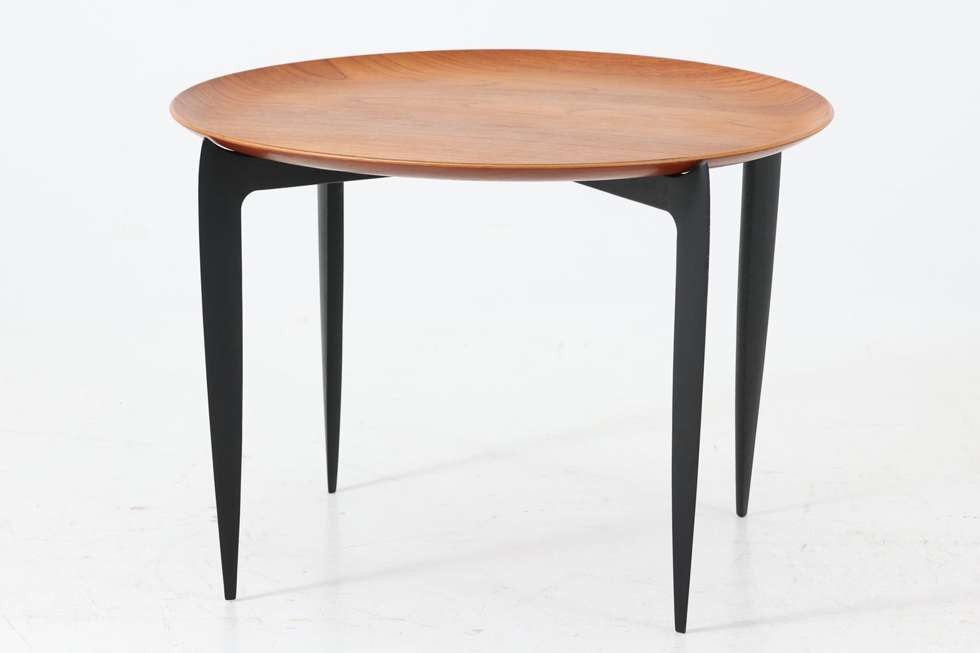 北欧より買い付けました。Fritz Hansen社が1950〜1960年代に製造したものと思われます。デザイナーのハンス・エンゲホルムとスヴェン・オーゲ・ウィルムセンによる共作で、折り畳み可能な脚部と、トレイとしても使用できる天板が特徴的なデザインです。