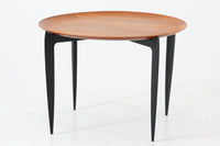 北欧より買い付けました。Fritz Hansen社が1950〜1960年代に製造したものと思われます。デザイナーのハンス・エンゲホルムとスヴェン・オーゲ・ウィルムセンによる共作で、折り畳み可能な脚部と、トレイとしても使用できる天板が特徴的なデザインです。