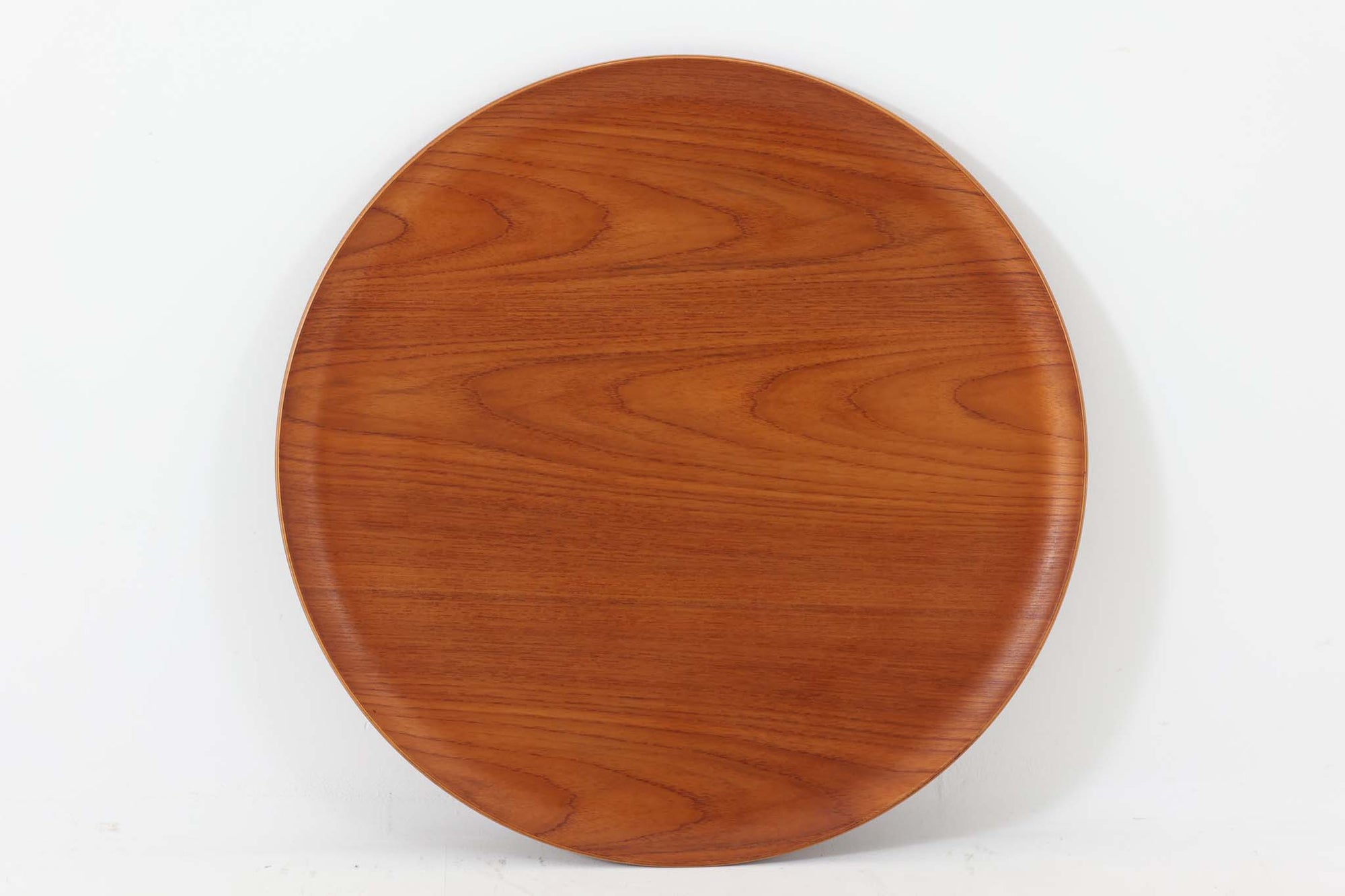 北欧より買い付けました。Fritz Hansen社が1950〜1960年代に製造したものと思われます。デザイナーのハンス・エンゲホルムとスヴェン・オーゲ・ウィルムセンによる共作で、折り畳み可能な脚部と、トレイとしても使用できる天板が特徴的なデザインです。