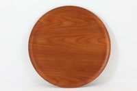 北欧より買い付けました。Fritz Hansen社が1950〜1960年代に製造したものと思われます。デザイナーのハンス・エンゲホルムとスヴェン・オーゲ・ウィルムセンによる共作で、折り畳み可能な脚部と、トレイとしても使用できる天板が特徴的なデザインです。