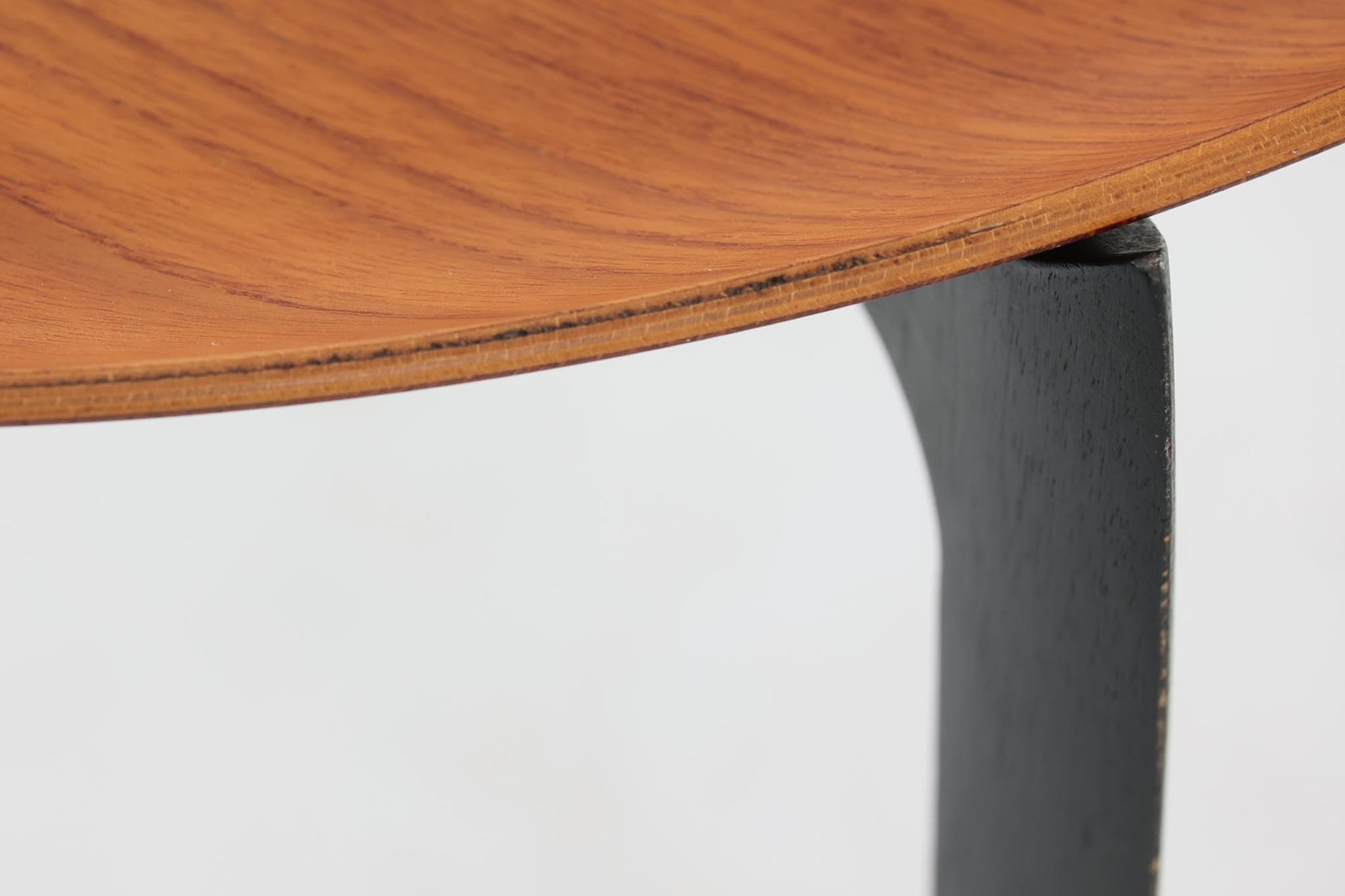 北欧より買い付けました。Fritz Hansen社が1950〜1960年代に製造したものと思われます。デザイナーのハンス・エンゲホルムとスヴェン・オーゲ・ウィルムセンによる共作で、折り畳み可能な脚部と、トレイとしても使用できる天板が特徴的なデザインです。