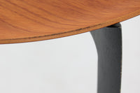 北欧より買い付けました。Fritz Hansen社が1950〜1960年代に製造したものと思われます。デザイナーのハンス・エンゲホルムとスヴェン・オーゲ・ウィルムセンによる共作で、折り畳み可能な脚部と、トレイとしても使用できる天板が特徴的なデザインです。