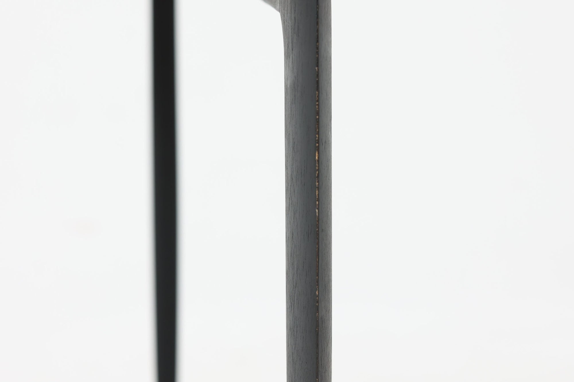 北欧より買い付けました。Fritz Hansen社が1950〜1960年代に製造したものと思われます。デザイナーのハンス・エンゲホルムとスヴェン・オーゲ・ウィルムセンによる共作で、折り畳み可能な脚部と、トレイとしても使用できる天板が特徴的なデザインです。