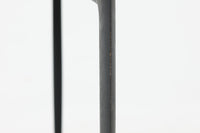 北欧より買い付けました。Fritz Hansen社が1950〜1960年代に製造したものと思われます。デザイナーのハンス・エンゲホルムとスヴェン・オーゲ・ウィルムセンによる共作で、折り畳み可能な脚部と、トレイとしても使用できる天板が特徴的なデザインです。