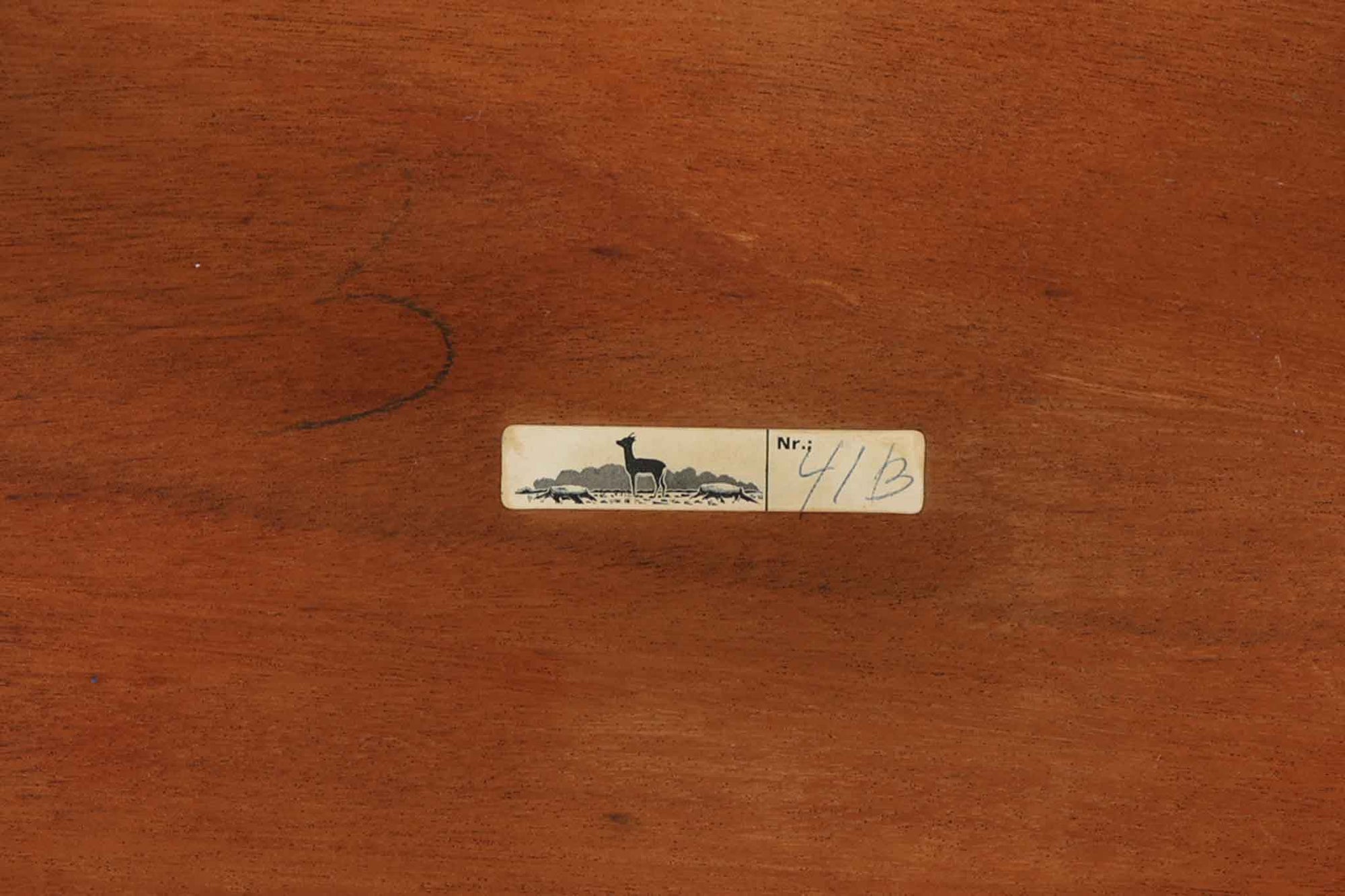 北欧より買い付けたSeverin Hansen Jr.によるデザインのサイドテーブルです。天板と脚の角には美しいトメ加工が施され、シンプルながらも洗練されたデザインが特徴です。こちらの商品はネストテーブルで、コーヒーテーブルやサイドテーブルとして幅広くお使いいただけます。使わない時はコンパクトに収納可能で、お部屋をすっきりと保てます。上質なチーク材を使用しており、耐久性と木材ならではの温かみもお楽しみいただけます。