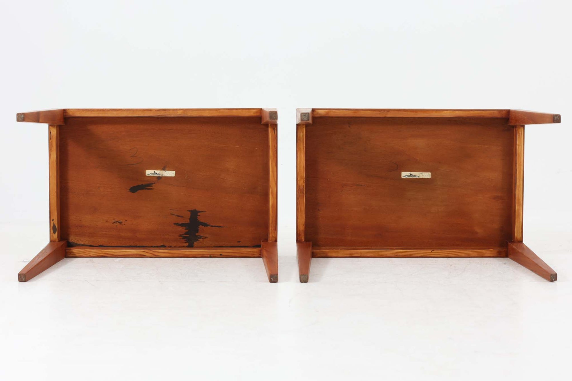 北欧より買い付けたSeverin Hansen Jr.によるデザインのサイドテーブルです。天板と脚の角には美しいトメ加工が施され、シンプルながらも洗練されたデザインが特徴です。こちらの商品はネストテーブルで、コーヒーテーブルやサイドテーブルとして幅広くお使いいただけます。使わない時はコンパクトに収納可能で、お部屋をすっきりと保てます。上質なチーク材を使用しており、耐久性と木材ならではの温かみもお楽しみいただけます。