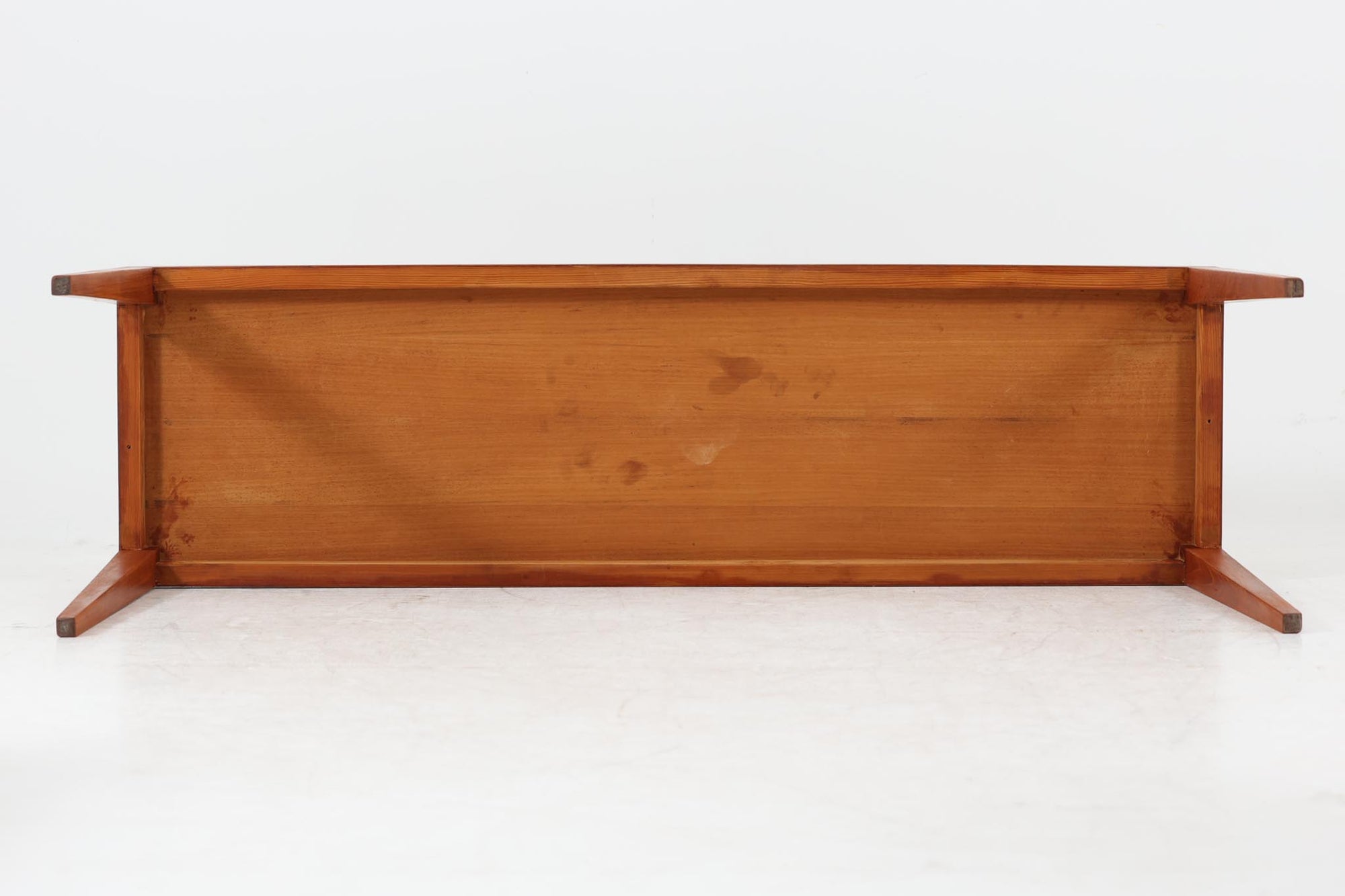 北欧より買い付けたSeverin Hansen Jr.によるデザインのサイドテーブルです。天板と脚の角には美しいトメ加工が施され、シンプルながらも洗練されたデザインが特徴です。こちらの商品はネストテーブルで、コーヒーテーブルやサイドテーブルとして幅広くお使いいただけます。使わない時はコンパクトに収納可能で、お部屋をすっきりと保てます。上質なチーク材を使用しており、耐久性と木材ならではの温かみもお楽しみいただけます。