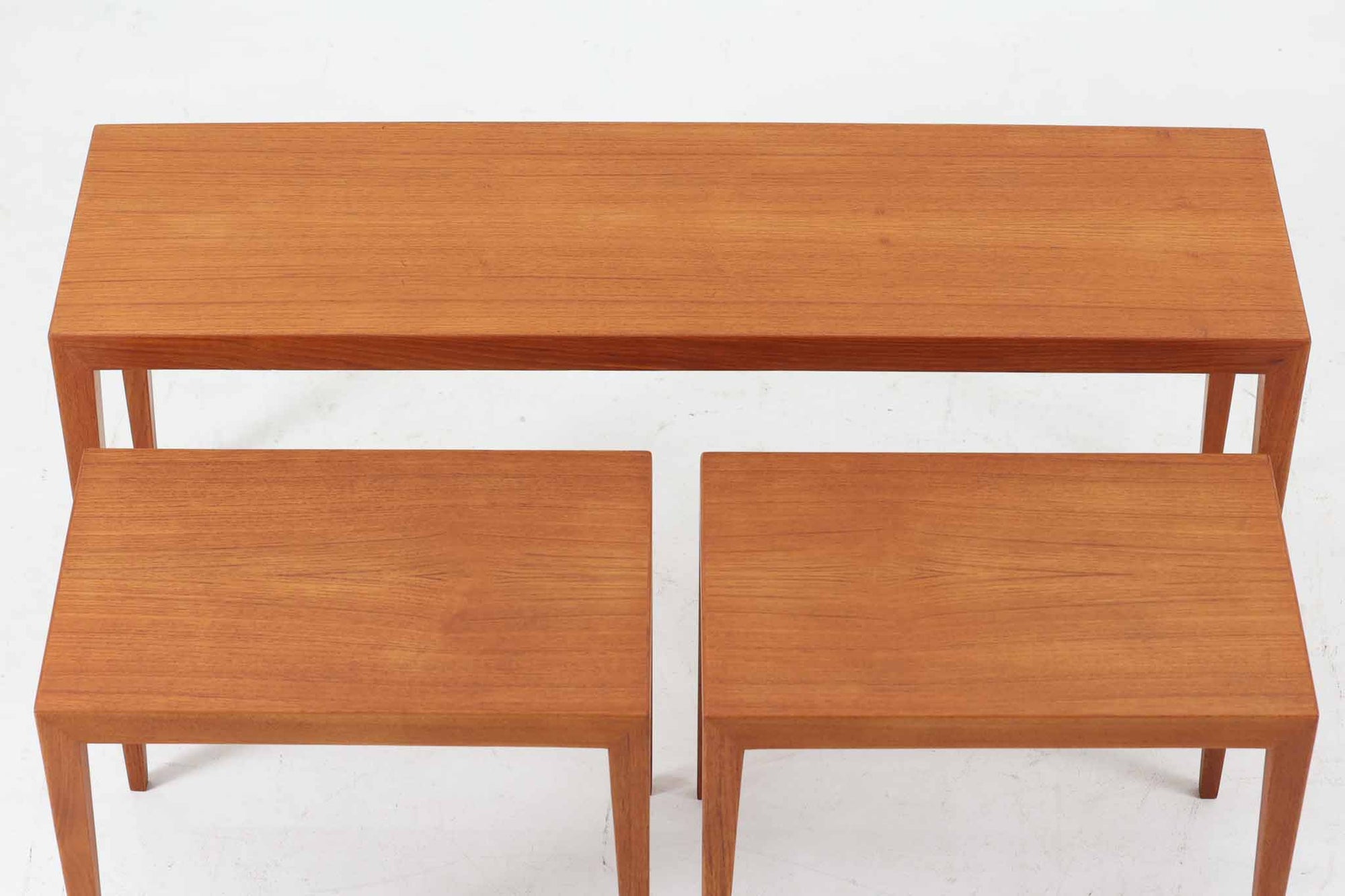 北欧より買い付けたSeverin Hansen Jr.によるデザインのサイドテーブルです。天板と脚の角には美しいトメ加工が施され、シンプルながらも洗練されたデザインが特徴です。こちらの商品はネストテーブルで、コーヒーテーブルやサイドテーブルとして幅広くお使いいただけます。使わない時はコンパクトに収納可能で、お部屋をすっきりと保てます。上質なチーク材を使用しており、耐久性と木材ならではの温かみもお楽しみいただけます。