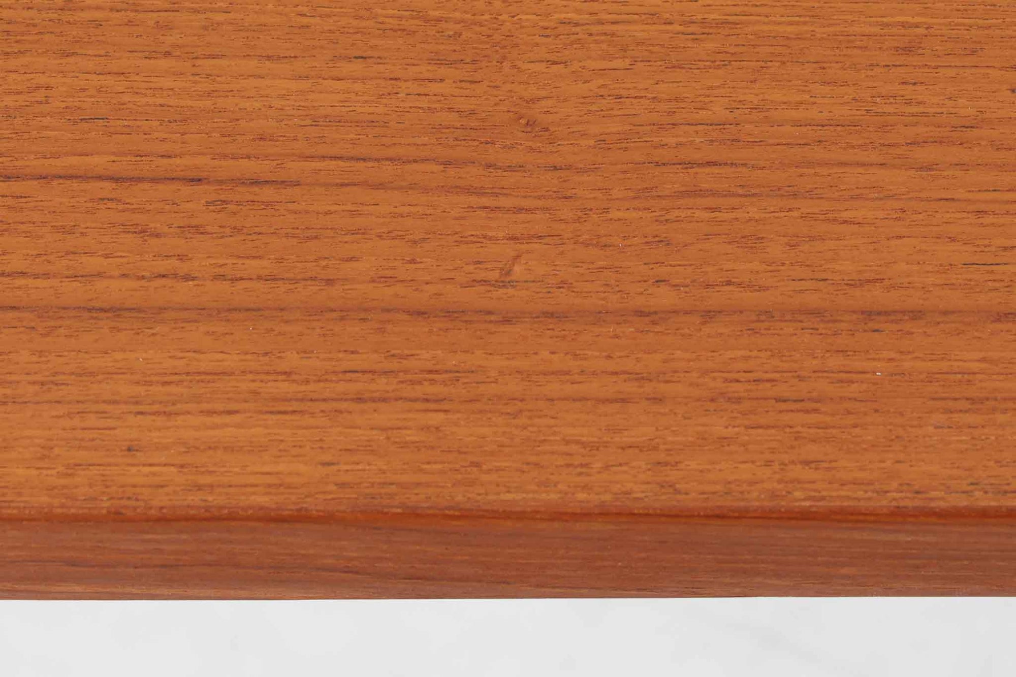 北欧より買い付けたSeverin Hansen Jr.によるデザインのサイドテーブルです。天板と脚の角には美しいトメ加工が施され、シンプルながらも洗練されたデザインが特徴です。こちらの商品はネストテーブルで、コーヒーテーブルやサイドテーブルとして幅広くお使いいただけます。使わない時はコンパクトに収納可能で、お部屋をすっきりと保てます。上質なチーク材を使用しており、耐久性と木材ならではの温かみもお楽しみいただけます。