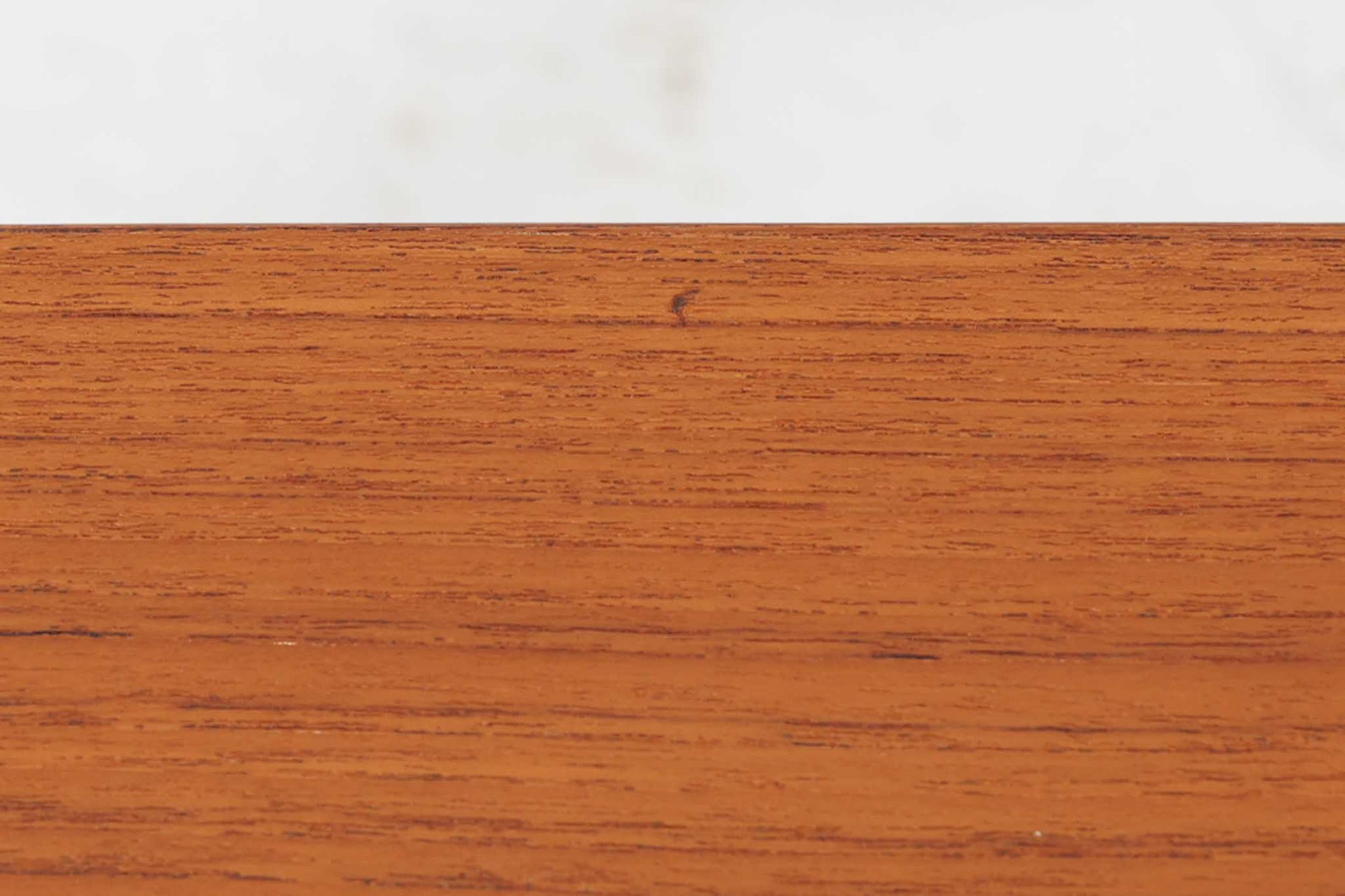 北欧より買い付けたSeverin Hansen Jr.によるデザインのサイドテーブルです。天板と脚の角には美しいトメ加工が施され、シンプルながらも洗練されたデザインが特徴です。こちらの商品はネストテーブルで、コーヒーテーブルやサイドテーブルとして幅広くお使いいただけます。使わない時はコンパクトに収納可能で、お部屋をすっきりと保てます。上質なチーク材を使用しており、耐久性と木材ならではの温かみもお楽しみいただけます。