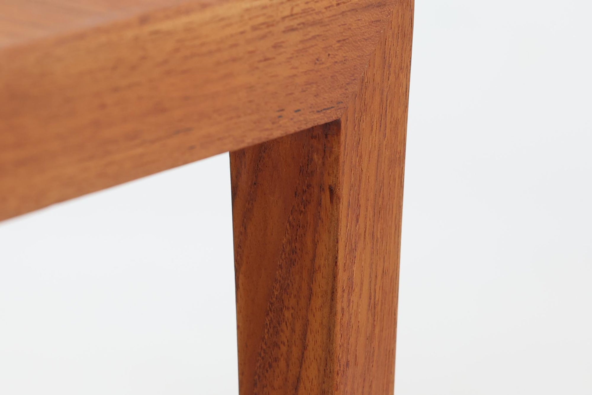 北欧より買い付けたSeverin Hansen Jr.によるデザインのサイドテーブルです。天板と脚の角には美しいトメ加工が施され、シンプルながらも洗練されたデザインが特徴です。こちらの商品はネストテーブルで、コーヒーテーブルやサイドテーブルとして幅広くお使いいただけます。使わない時はコンパクトに収納可能で、お部屋をすっきりと保てます。上質なチーク材を使用しており、耐久性と木材ならではの温かみもお楽しみいただけます。