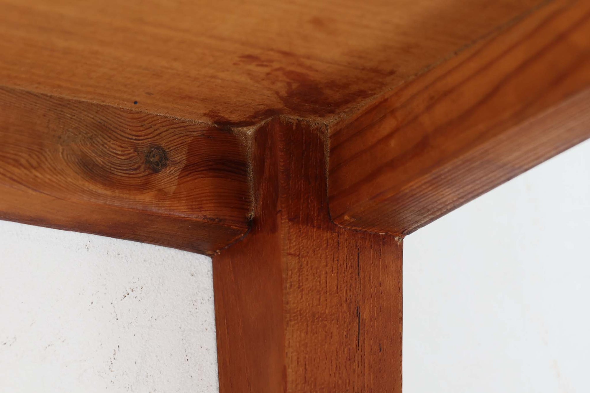 北欧より買い付けたSeverin Hansen Jr.によるデザインのサイドテーブルです。天板と脚の角には美しいトメ加工が施され、シンプルながらも洗練されたデザインが特徴です。こちらの商品はネストテーブルで、コーヒーテーブルやサイドテーブルとして幅広くお使いいただけます。使わない時はコンパクトに収納可能で、お部屋をすっきりと保てます。上質なチーク材を使用しており、耐久性と木材ならではの温かみもお楽しみいただけます。