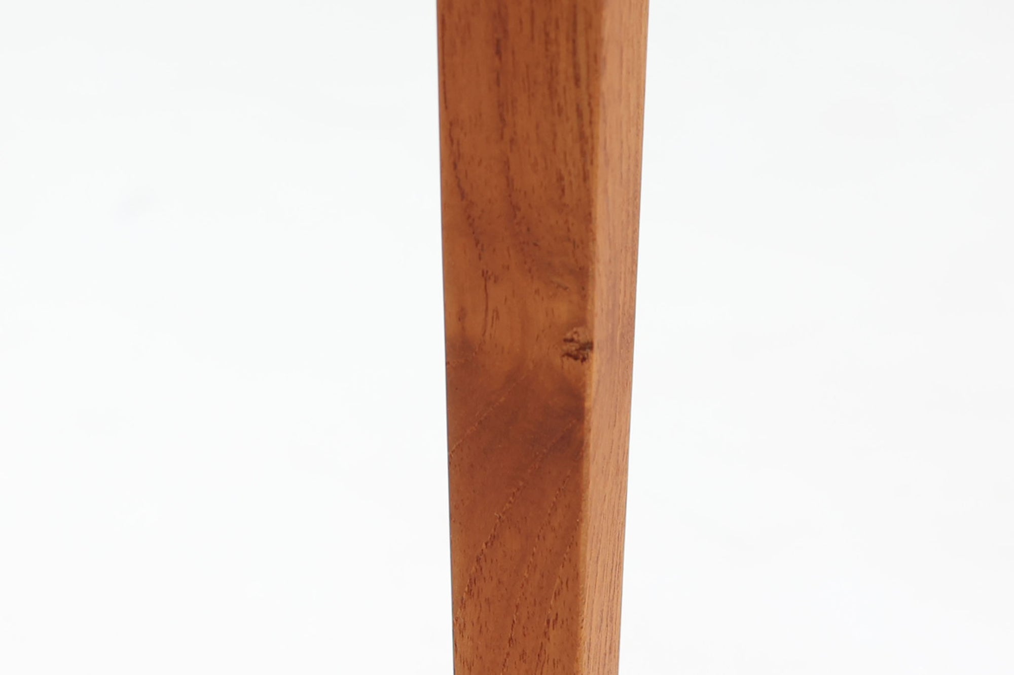 北欧より買い付けたSeverin Hansen Jr.によるデザインのサイドテーブルです。天板と脚の角には美しいトメ加工が施され、シンプルながらも洗練されたデザインが特徴です。こちらの商品はネストテーブルで、コーヒーテーブルやサイドテーブルとして幅広くお使いいただけます。使わない時はコンパクトに収納可能で、お部屋をすっきりと保てます。上質なチーク材を使用しており、耐久性と木材ならではの温かみもお楽しみいただけます。