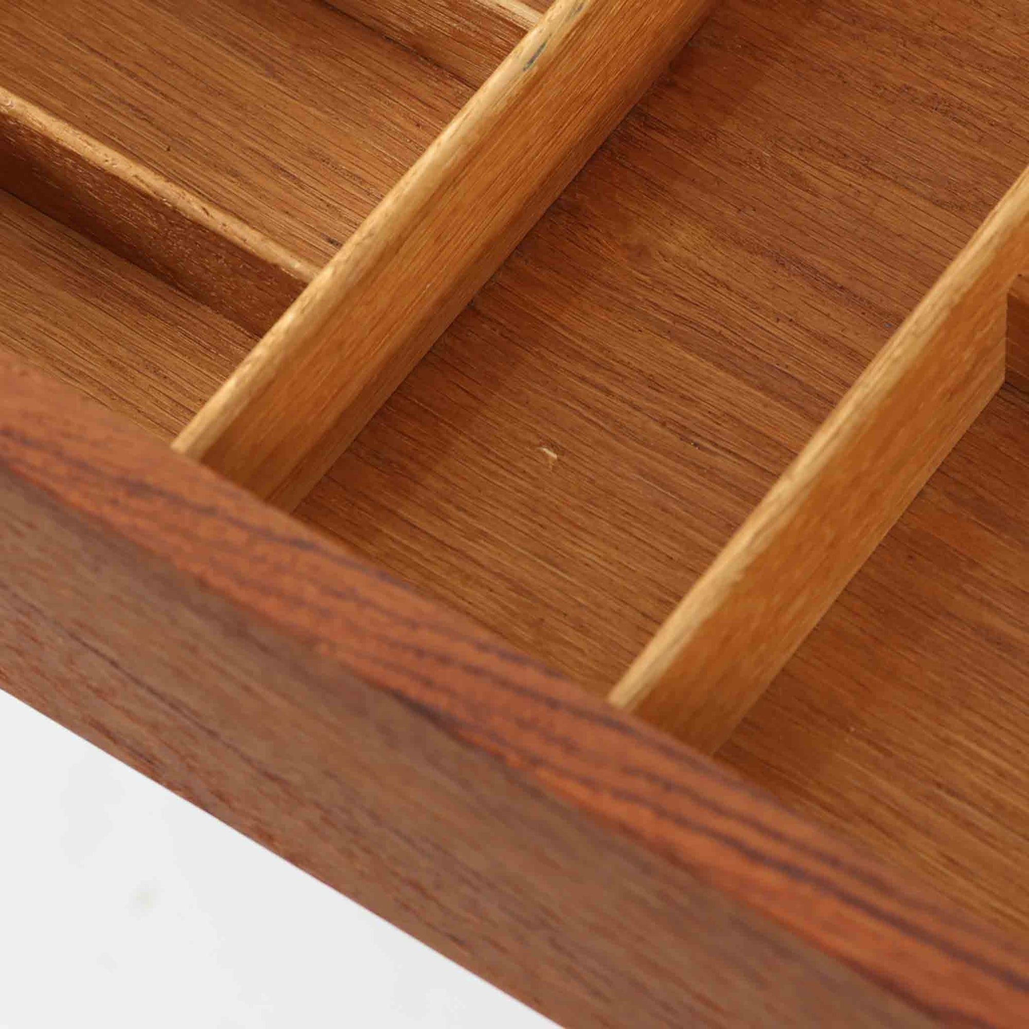 Hans J. Wegnerがデザインし、Andreas Tuck社から発表されたAT33ソーイングテーブルは、チーク無垢材を贅沢に用いた希少なモデルです。両側のバタフライ式天板で作業スペースを拡張でき、仕切り付きの引き出しとラタン製バスケットが裁縫道具や小物を美しく収納します。下段の棚板も備えた実用性の高い構造で、繊細な造作と職人技が光る北欧ビンテージ家具の逸品です。